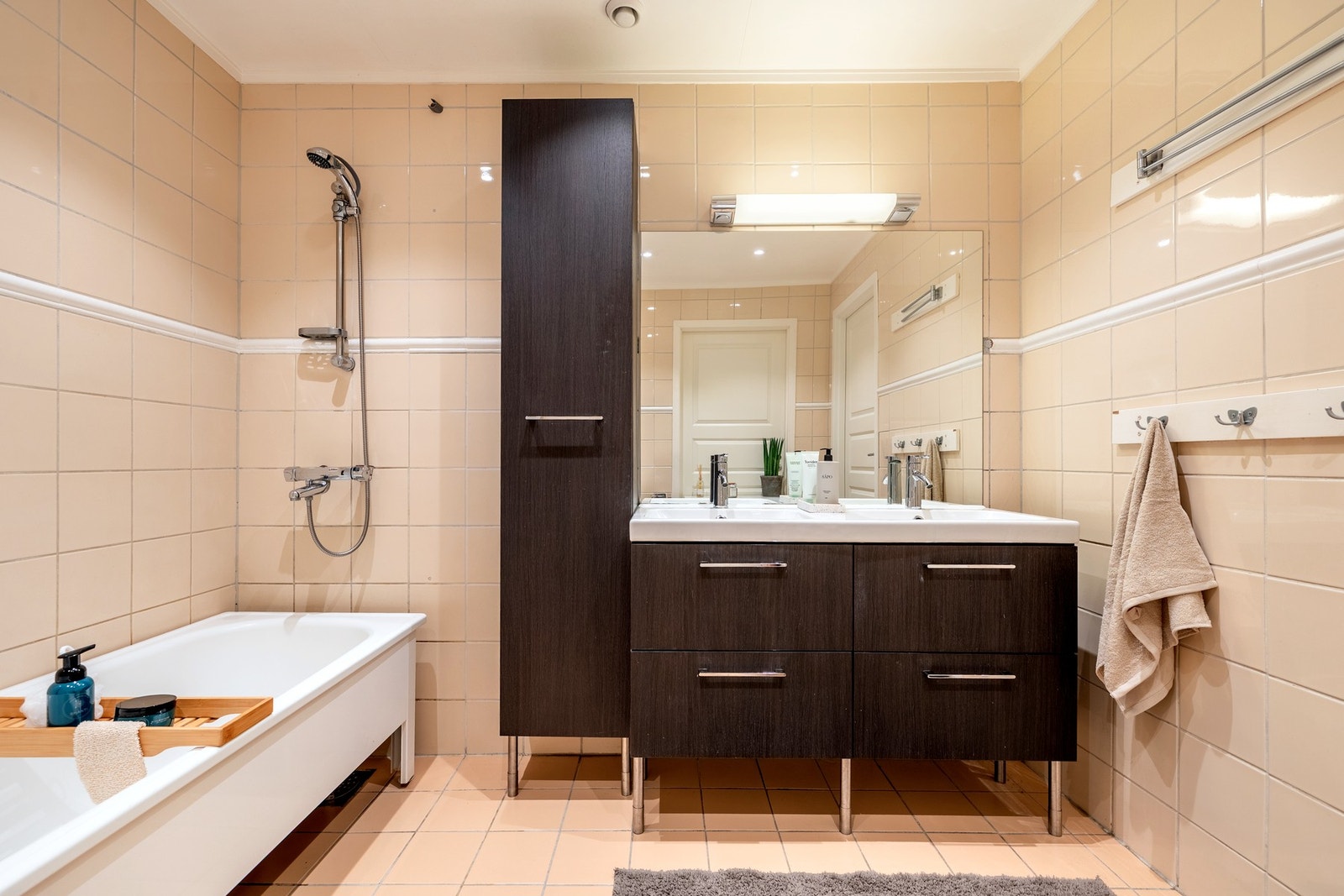 Badet ligger praktisk plassert i tilknytning til entréen. Galleribilde