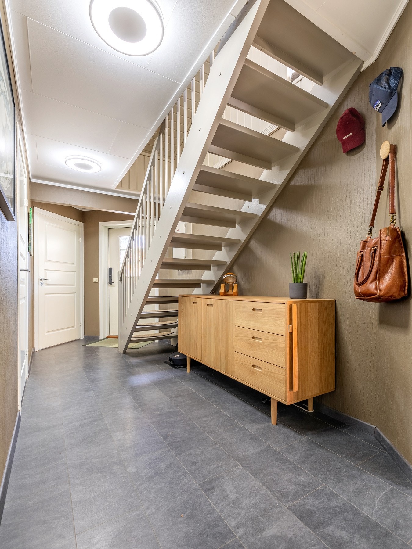 Vel innenfor døren ønskes du velkommen av et trivelig entréområde. Galleribilde