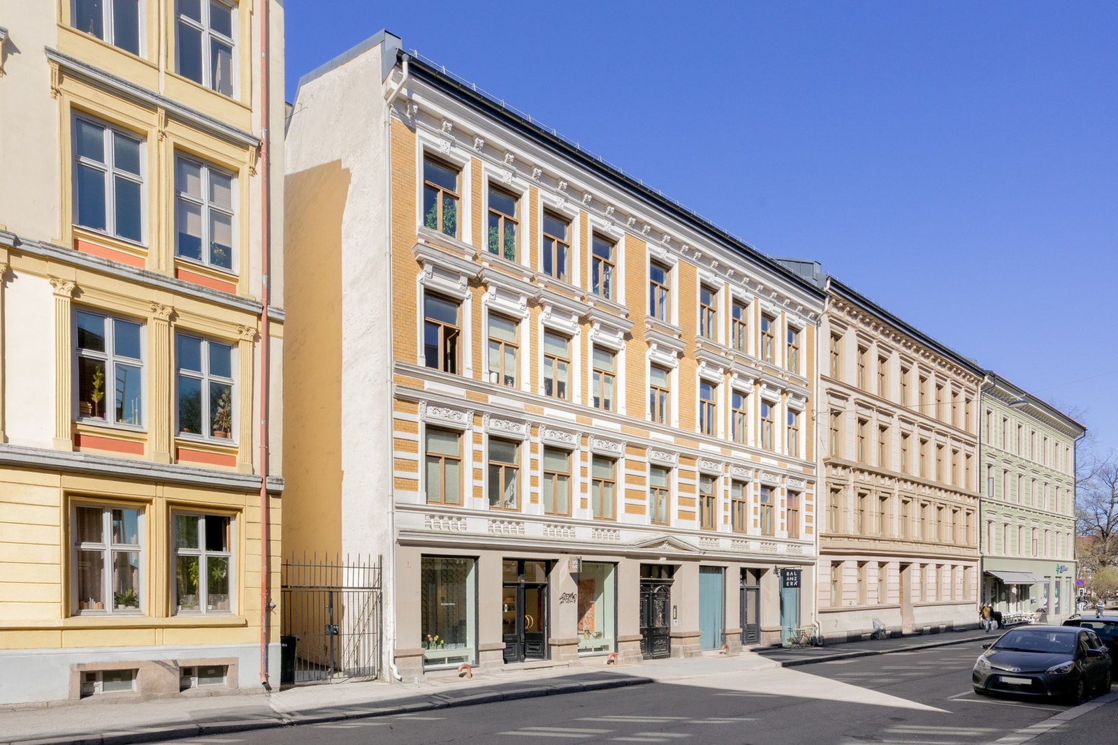 Klassisk bygård med gjennomgående detaljer. Galleribilde