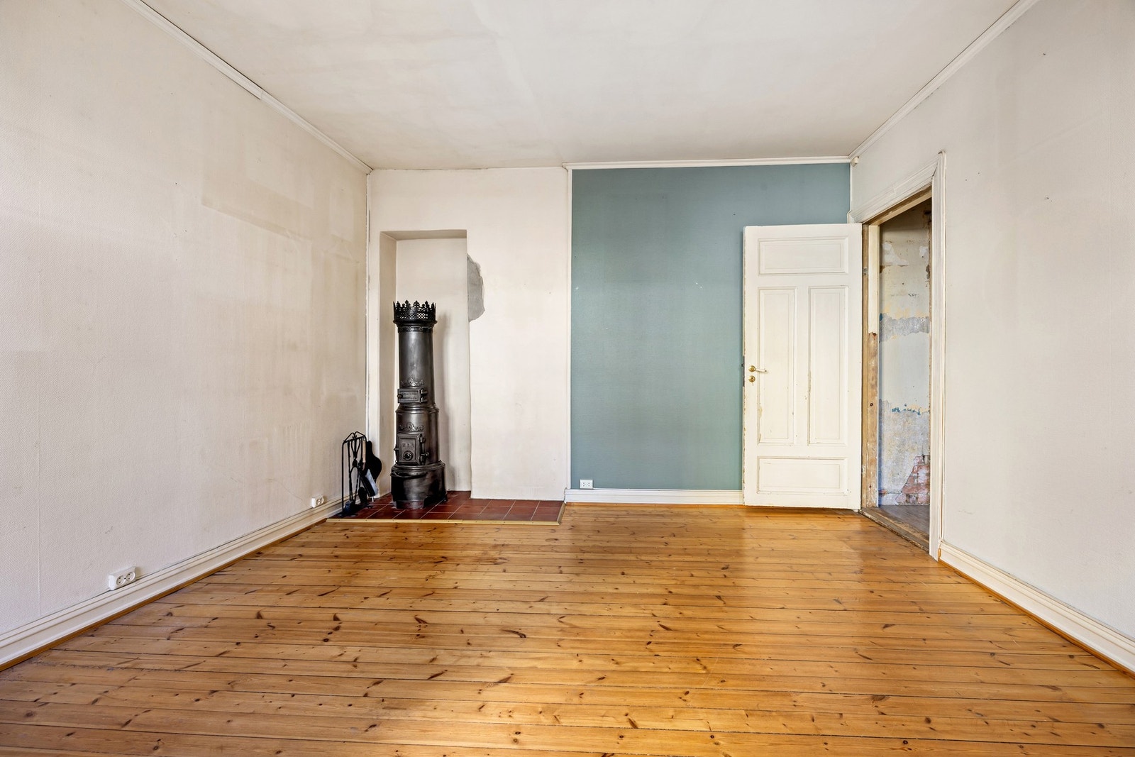 Stuen er av god størrelse og har originalt tregulv. Galleribilde