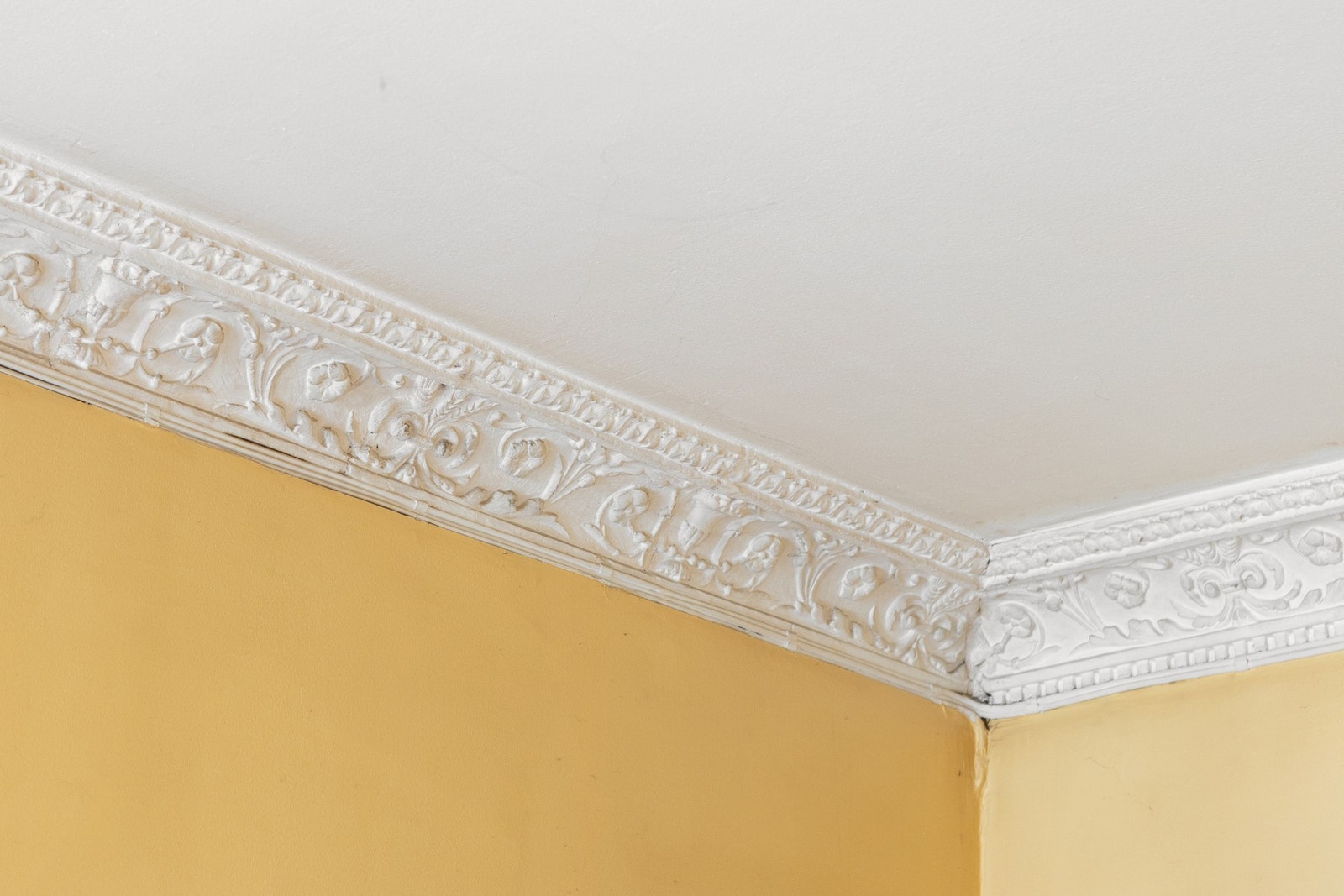 Stukkatur med fine klassiske detaljer, dette er særegent for eldre leiligheter og gir boligen et unikt preg. Galleribilde
