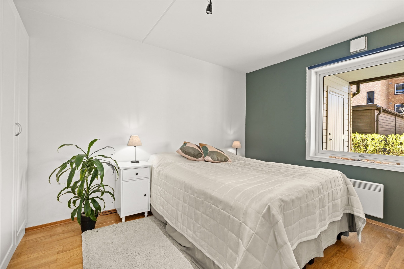 Leiligheten har 2 gode soverom. Dette er det største hvor rommet er delt med garderobe og har en stor bod/garderobe løsning til venstre i bildet bak skapene Galleribilde