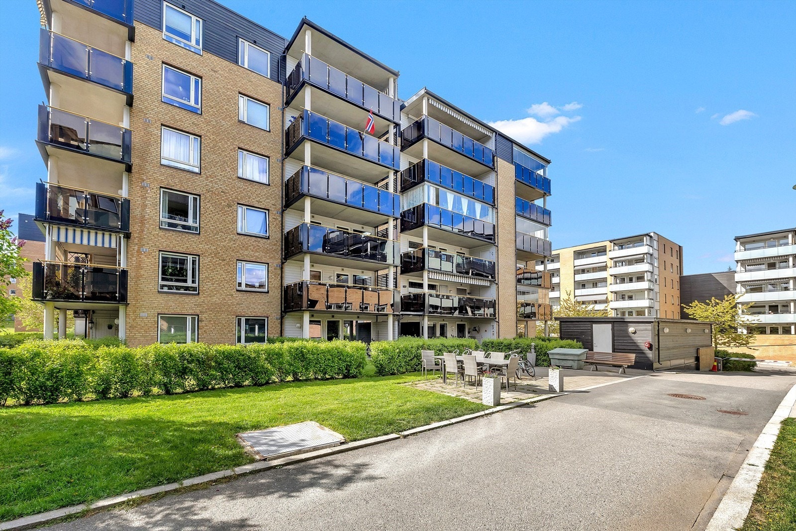 Det medfølger en fast parkeringsplass i felles garasjeanlegg, med mulighet for å installere elbillader. En utebod i fellesanlegg på 2 kvm. Galleribilde