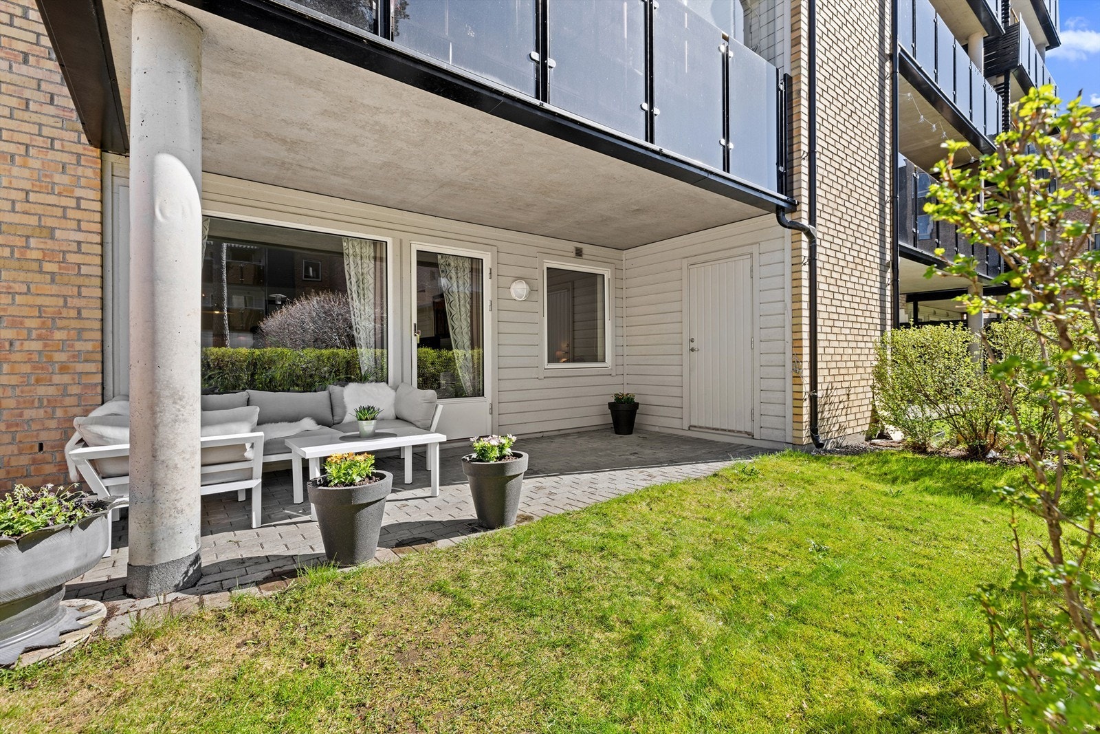 Leiligheten disponerer to eksterne boder, hvorav én på 2 m² ligger i direkte tilknytning til plattingen. Galleribilde