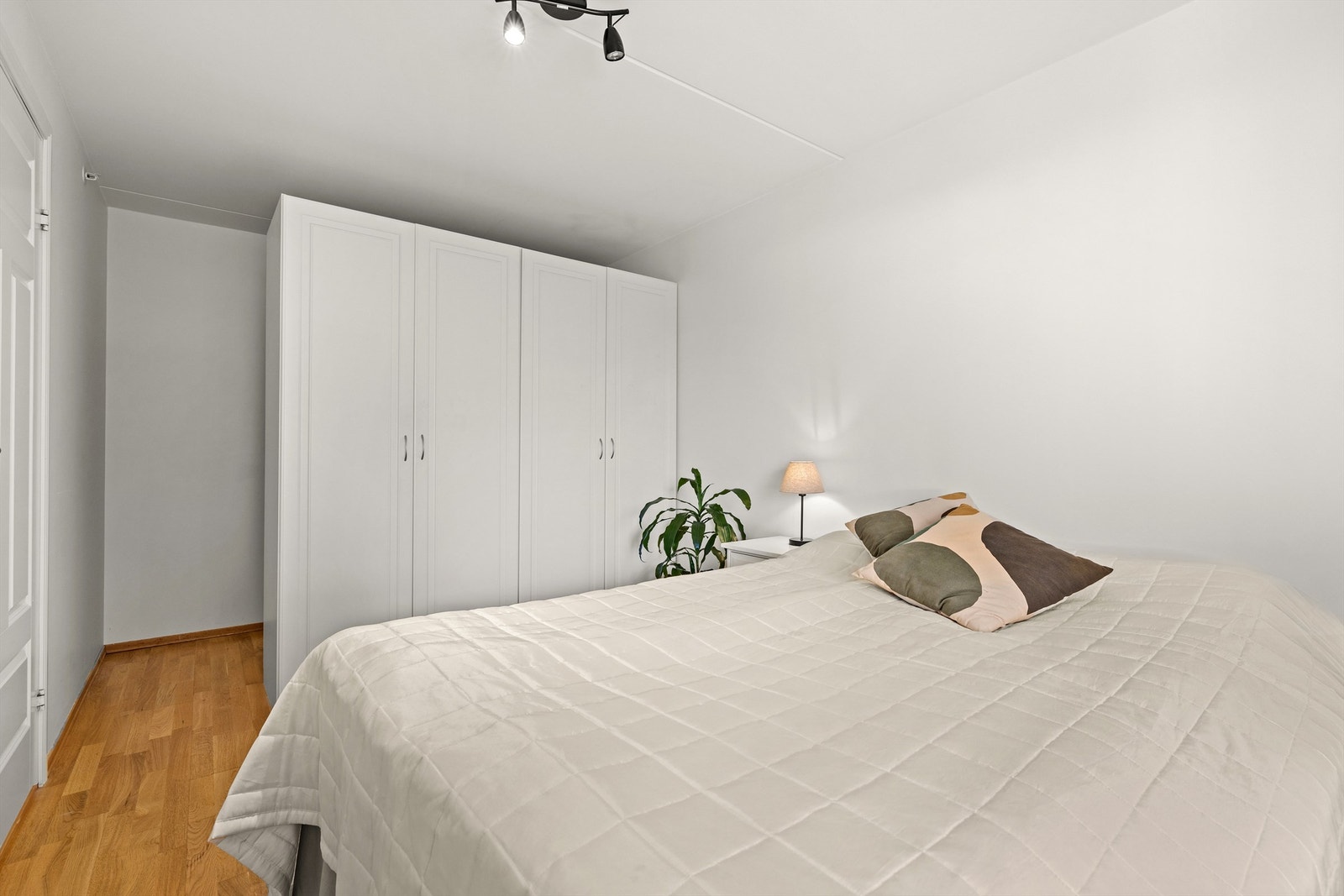 Hovedsoverommet har god plass til dobbeltseng og er utstyrt med garderobeskap. Plass til lagring bak skapene Galleribilde