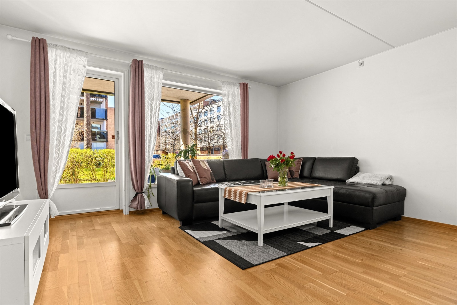Stuen har en takhøyde på 2,39 meter og naturlig ventilasjon via ventiler i yttervegg. Galleribilde