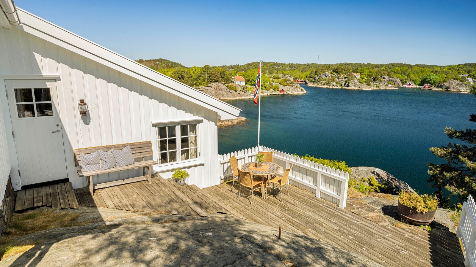 Stor solterrasse utenfor hytten Galleribilde