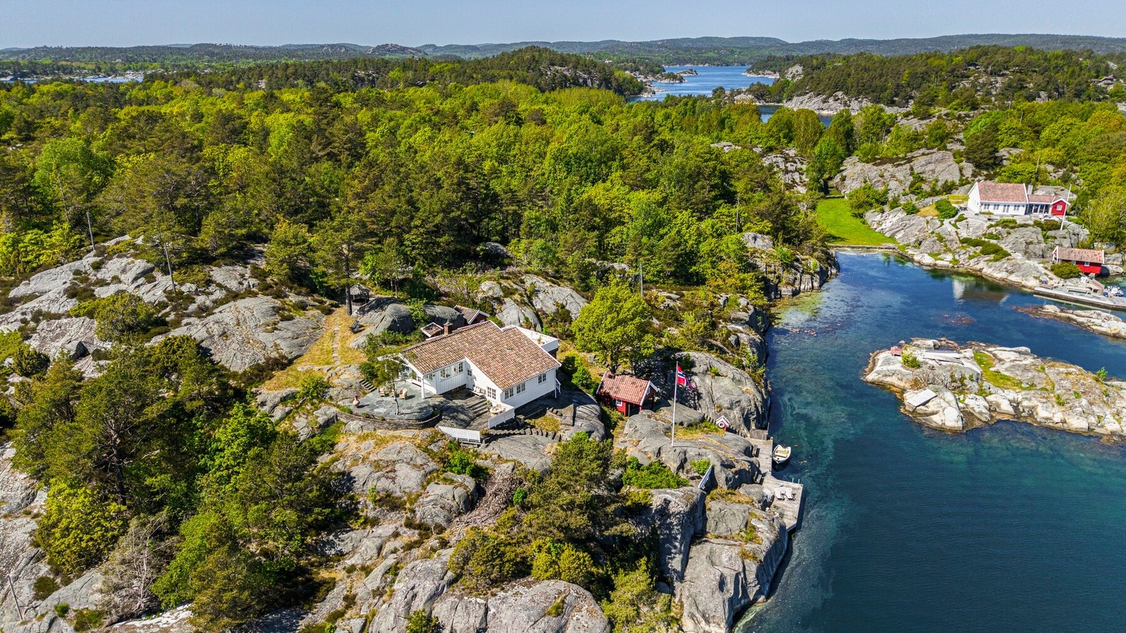 Hytten ligger flott plassert høyt i terrenget Galleribilde