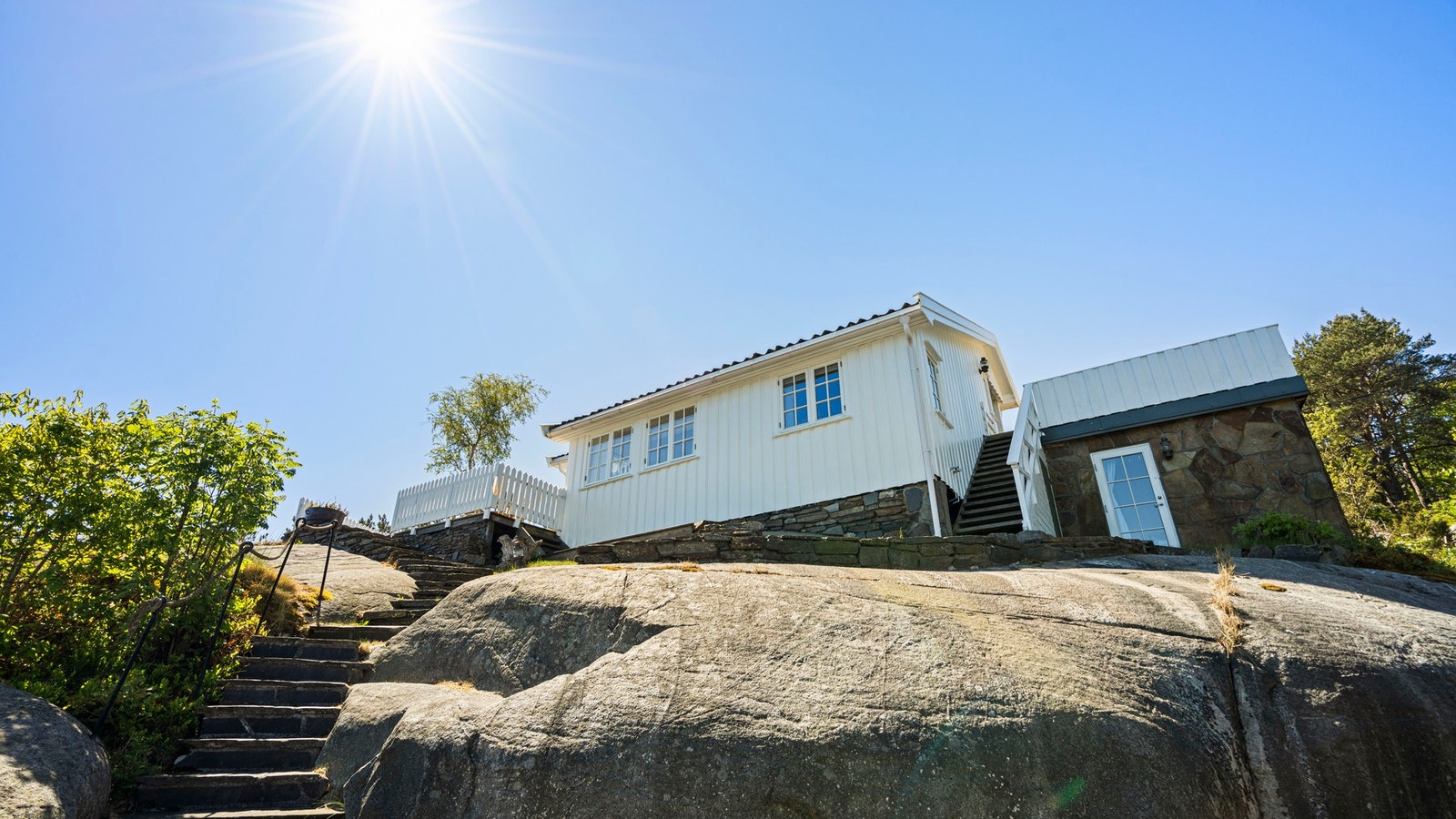 Hytten ligger fint plassert i terrenget Galleribilde