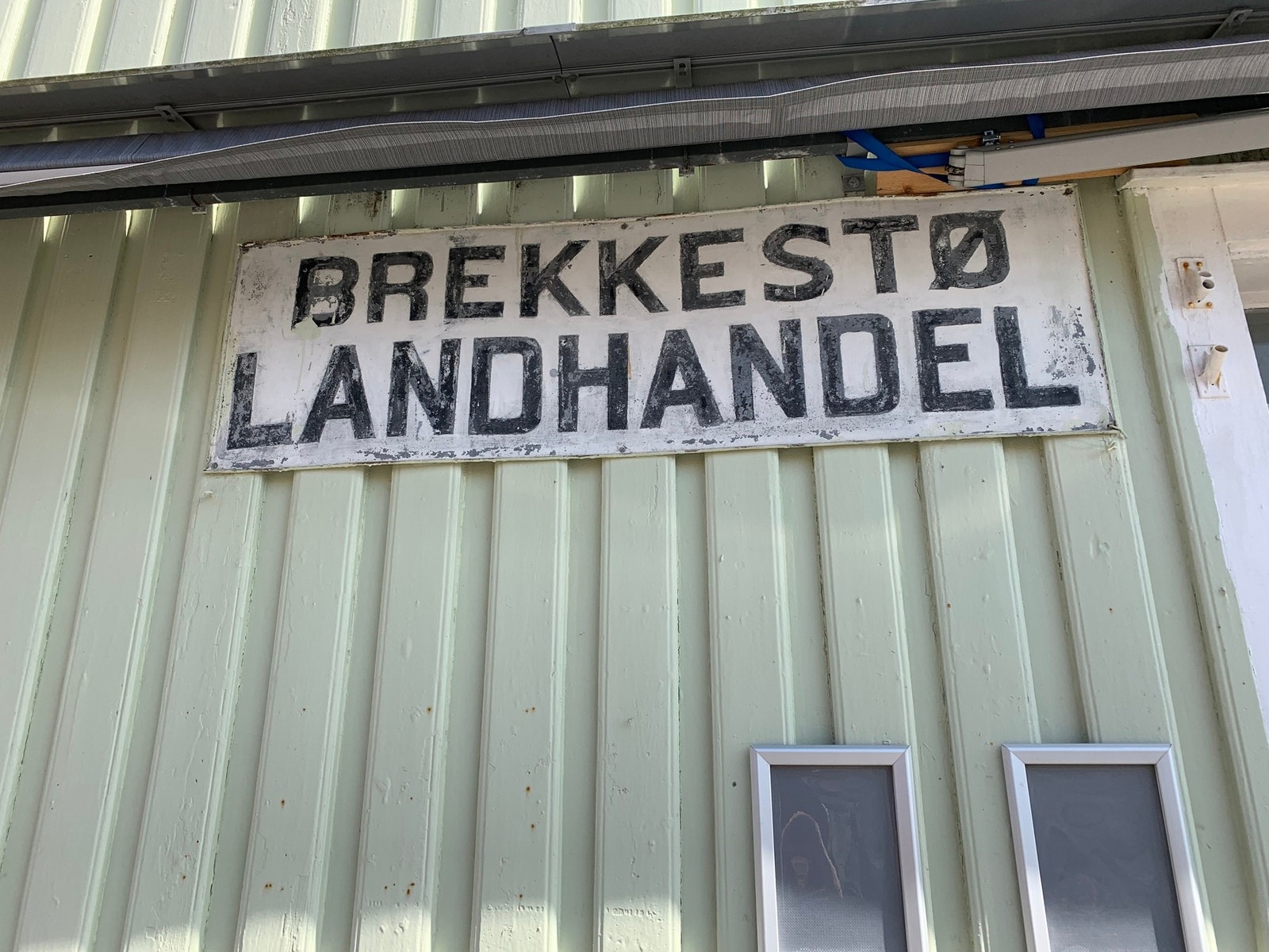 I Brekkestø er det en sjarmerende sommermatbutikk Galleribilde