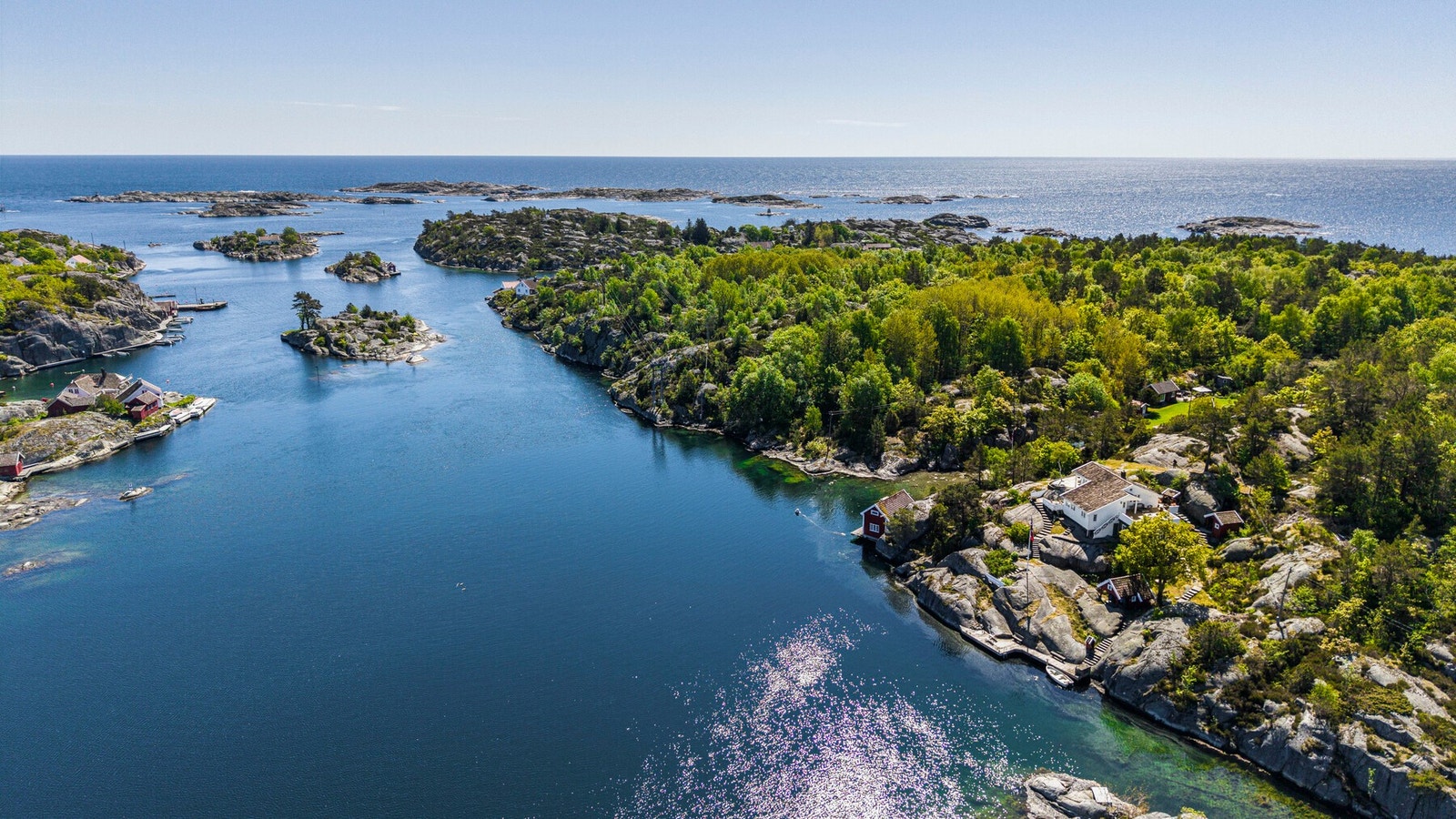 Dronebilde over området og havgapet utenfor Galleribilde