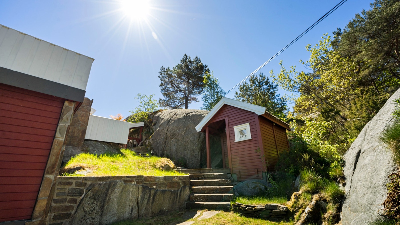 Frittliggende utebod bak hytten Galleribilde