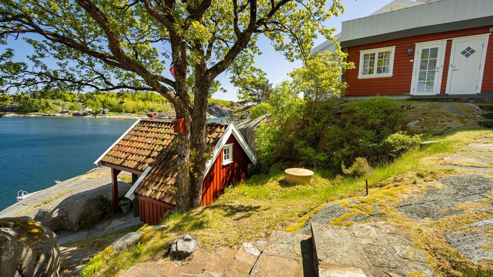 På nedsiden av hytten er ligger uthuset for seg selv Galleribilde