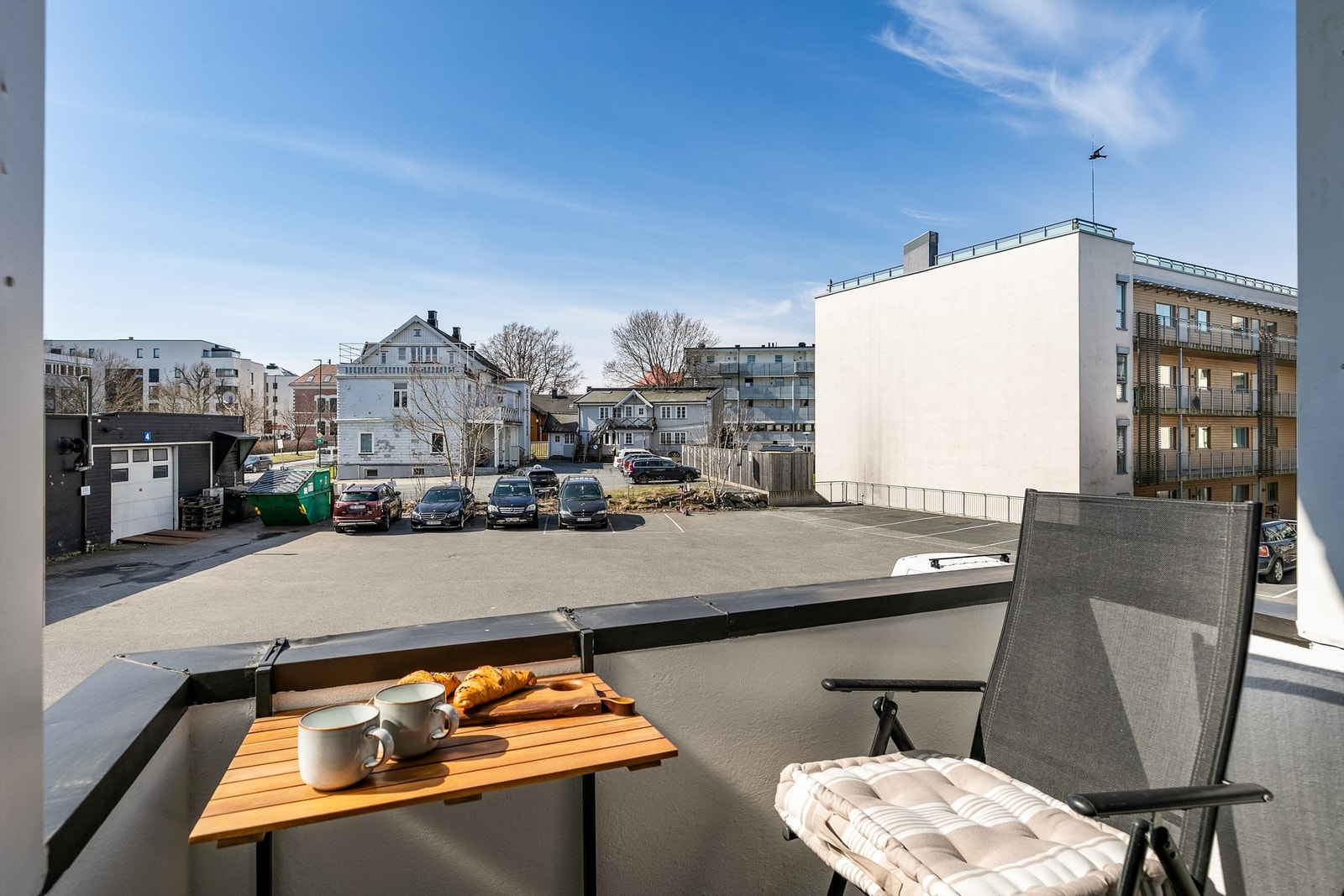 Sommerstid er det sol på balkongen fra sen formiddag til kveld. Galleribilde