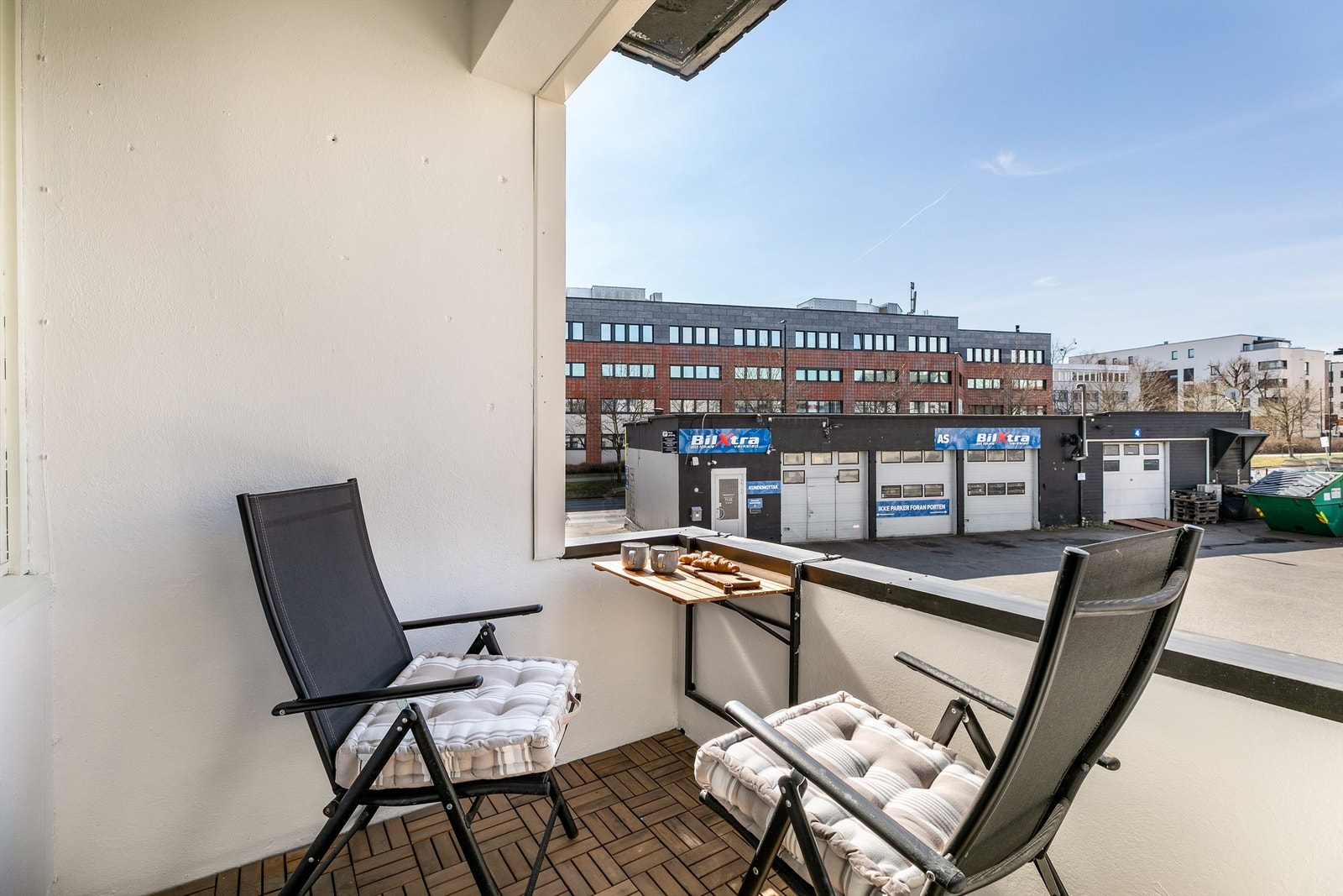 Leiligheten er gjennomgående i andre etasje, med balkong mot vest. Fotograf; Børge Oppegård. Galleribilde