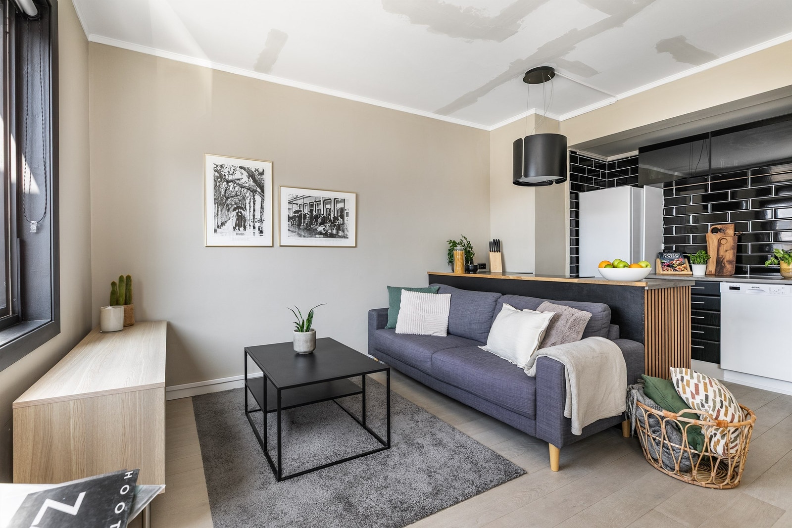 Leiligheten ble i 2023 både helhetlig pusset opp og noe ombygget med ny kjøkkenkrok i stuen. Fotograf; Børge Oppegård. Galleribilde