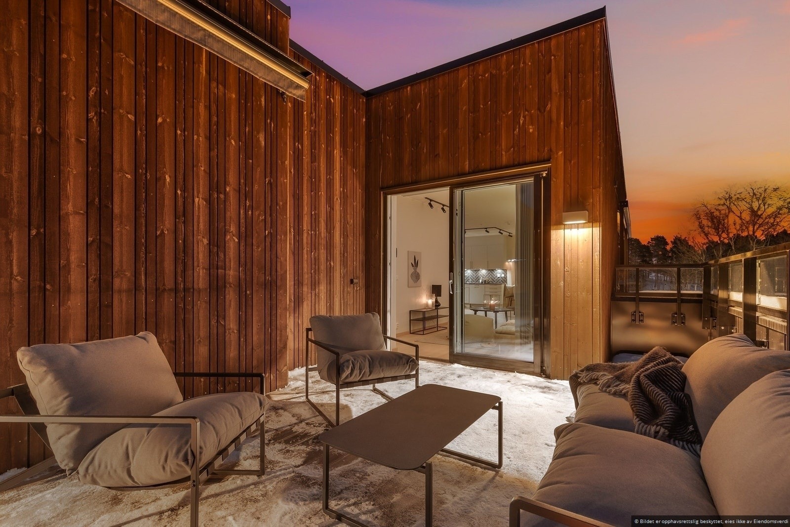 Nyt kvelden på takterrassen i vakre omgivelser. Galleribilde