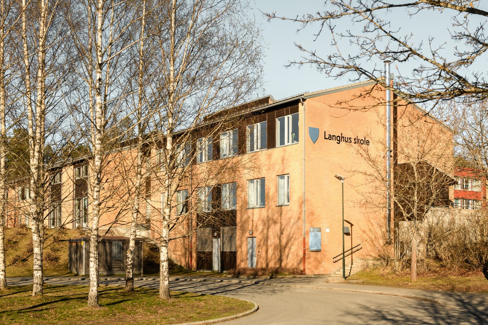 Langhus skole (1-7. trinn) ligger kun tre minutters gange fra boligen. Galleribilde