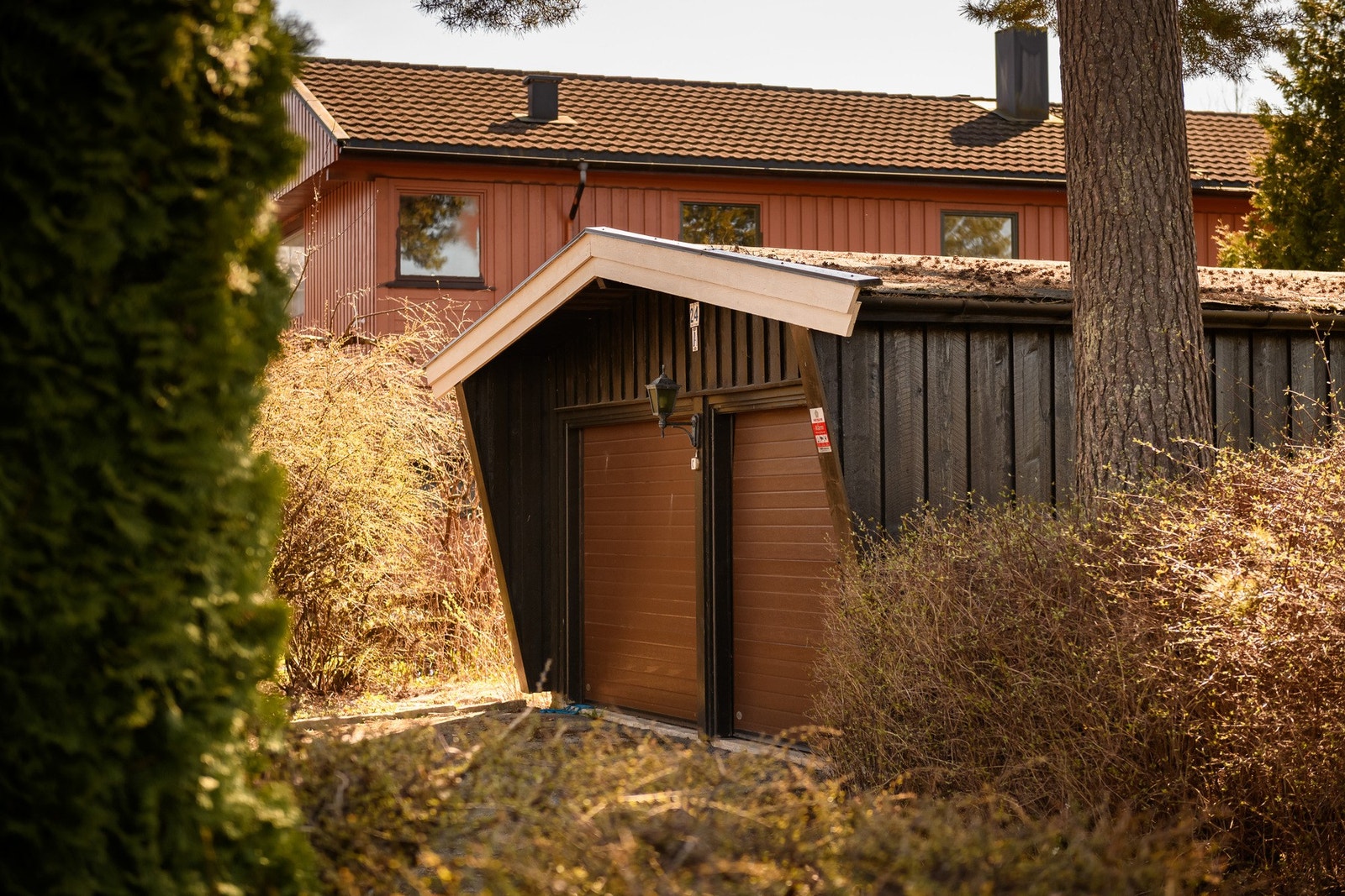 Frittstående dobbelgarasje på 34 kvm fra 1966, modernisert med elektriske leddporter. I tillegg er det parkeringsplasser på egen gårdsplass. Galleribilde