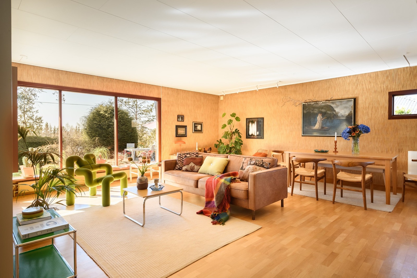 Stuen og spisestuen er et stort, åpent rom med parkettgulv og en åpen peis for ekstra varme. Galleribilde