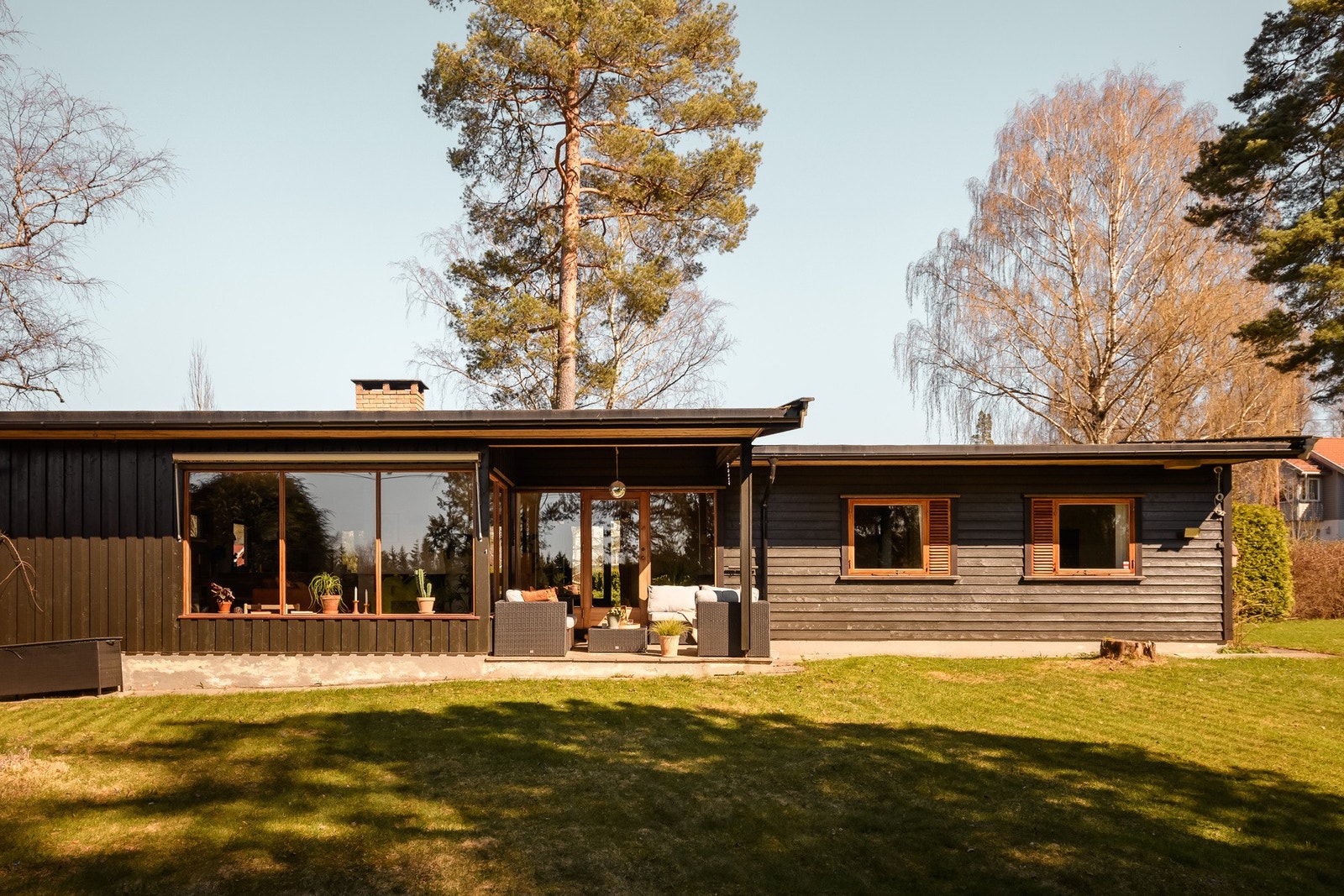 Velkommen til Bjerkehageveien 24 A! Enebolig med gjennomtenkt og vakker arkitektur fra 1966, hvor store glassflater og en gjennomtenkt planløsning visker ut skillet mellom inne og ute. Galleribilde