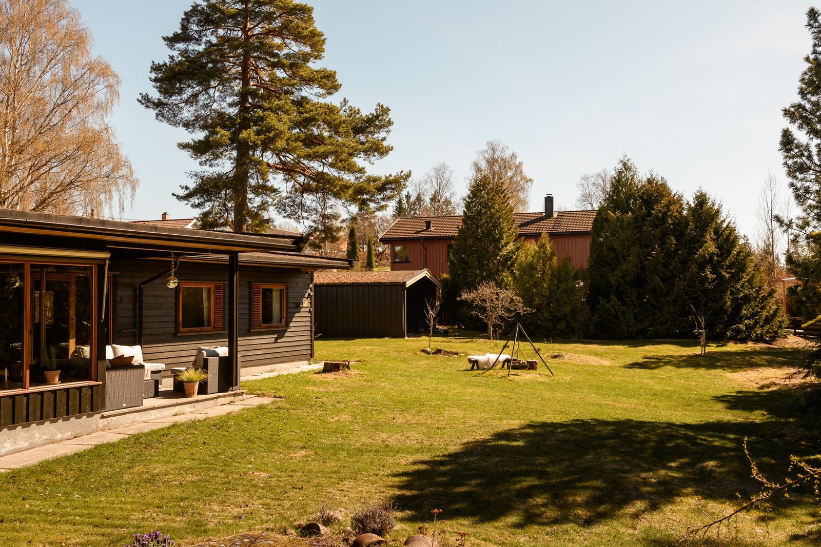 Den store, usjenerte hagen grenser mot en naturtomt og gir en sjelden følelse av privatliv og ro, kun ni minutters gange fra Langhus stasjon. Galleribilde
