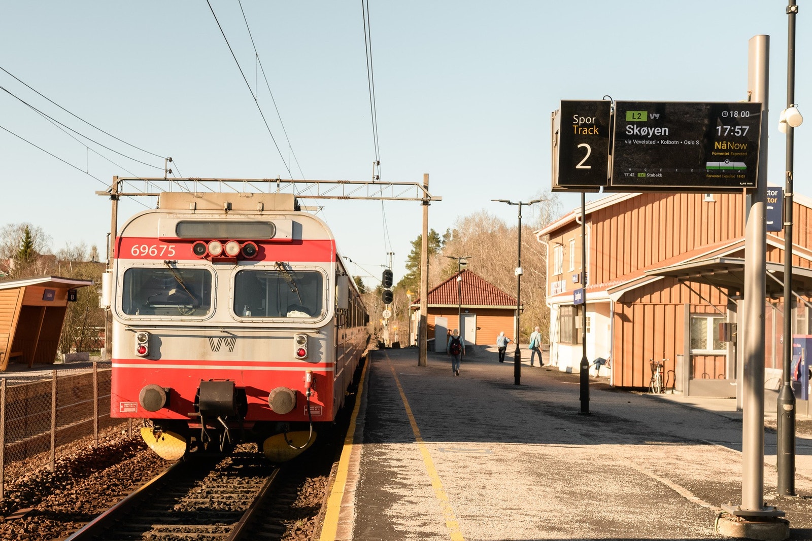 Fra Langhus stasjon tar toget (linje L2) deg til Oslo S på rundt 25 minutter. Galleribilde