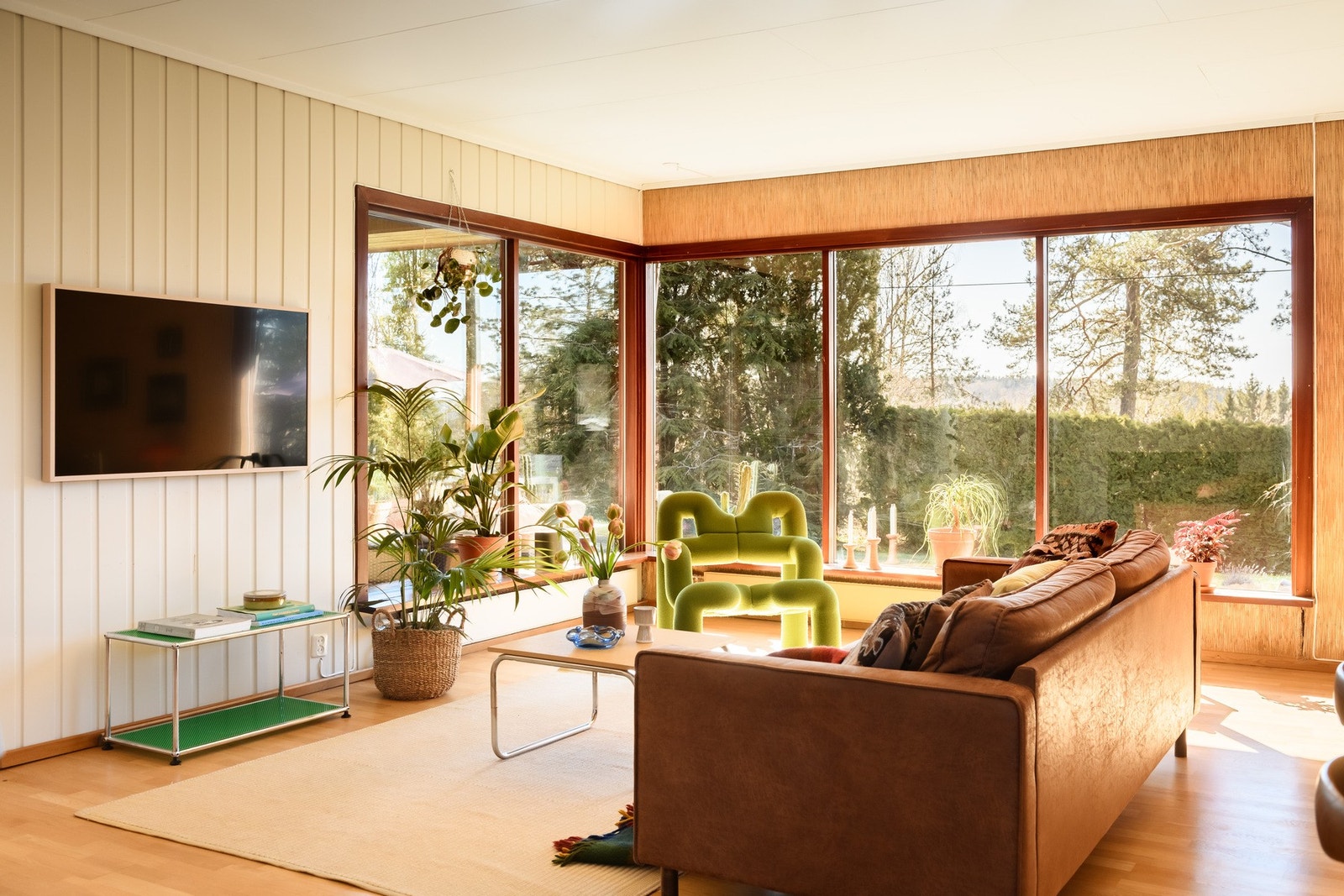 De store vindusflatene, med originale karmer i teak, trekker hagen og dagslyset inn i rommet. Galleribilde