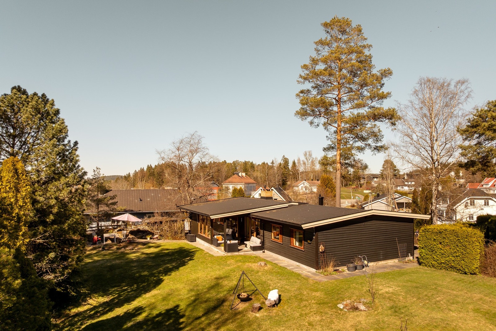 Tomten ligger noe høyere i terrenget enn bebyggelsen rundt, noe som gir en følelse av oversikt og privatliv. Galleribilde
