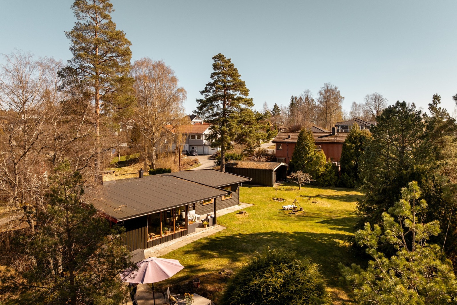 Her bor du tilbaketrukket og fredelig, med marka og turstier få minutters gange unna. Galleribilde