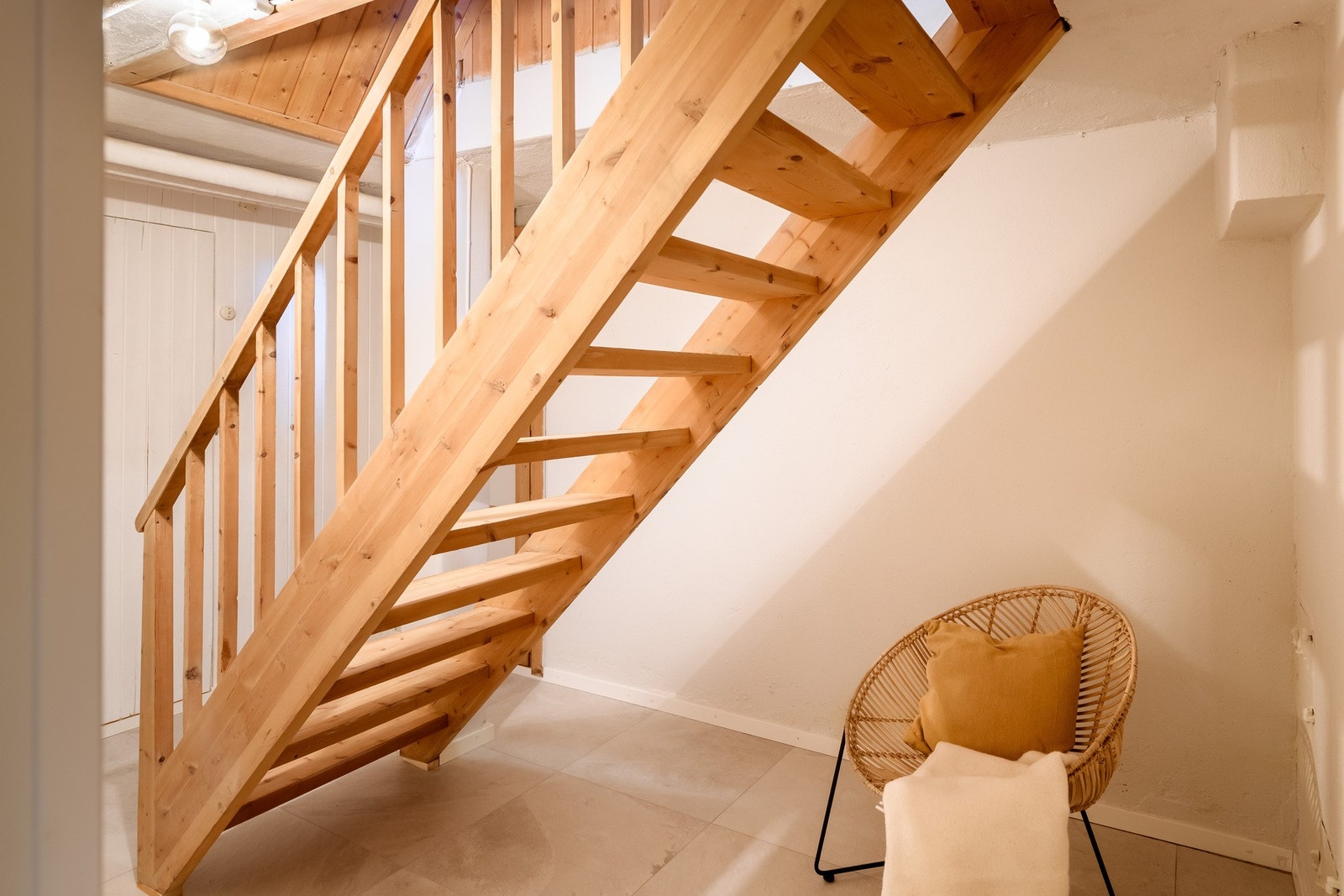 Den malte tretrappen leder ned til kjelleren med spa-avdeling, teknisk rom og boder. Galleribilde