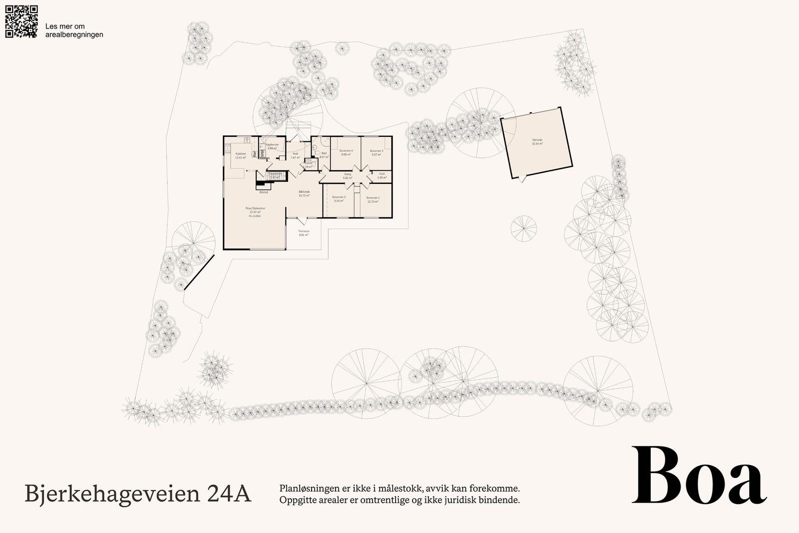 Eiendommen strekker seg over et romslig og flatt areal, med en stor, usjenert hage og en frittstående dobbelgarasje. Galleribilde