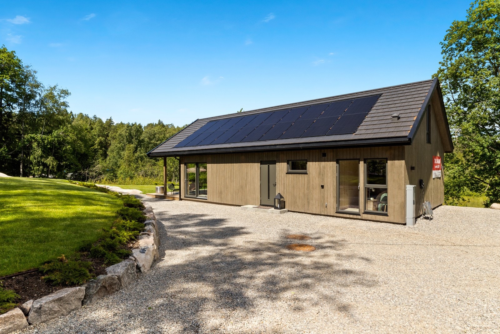 Stor gårdsplass med plass til mange biler Galleribilde