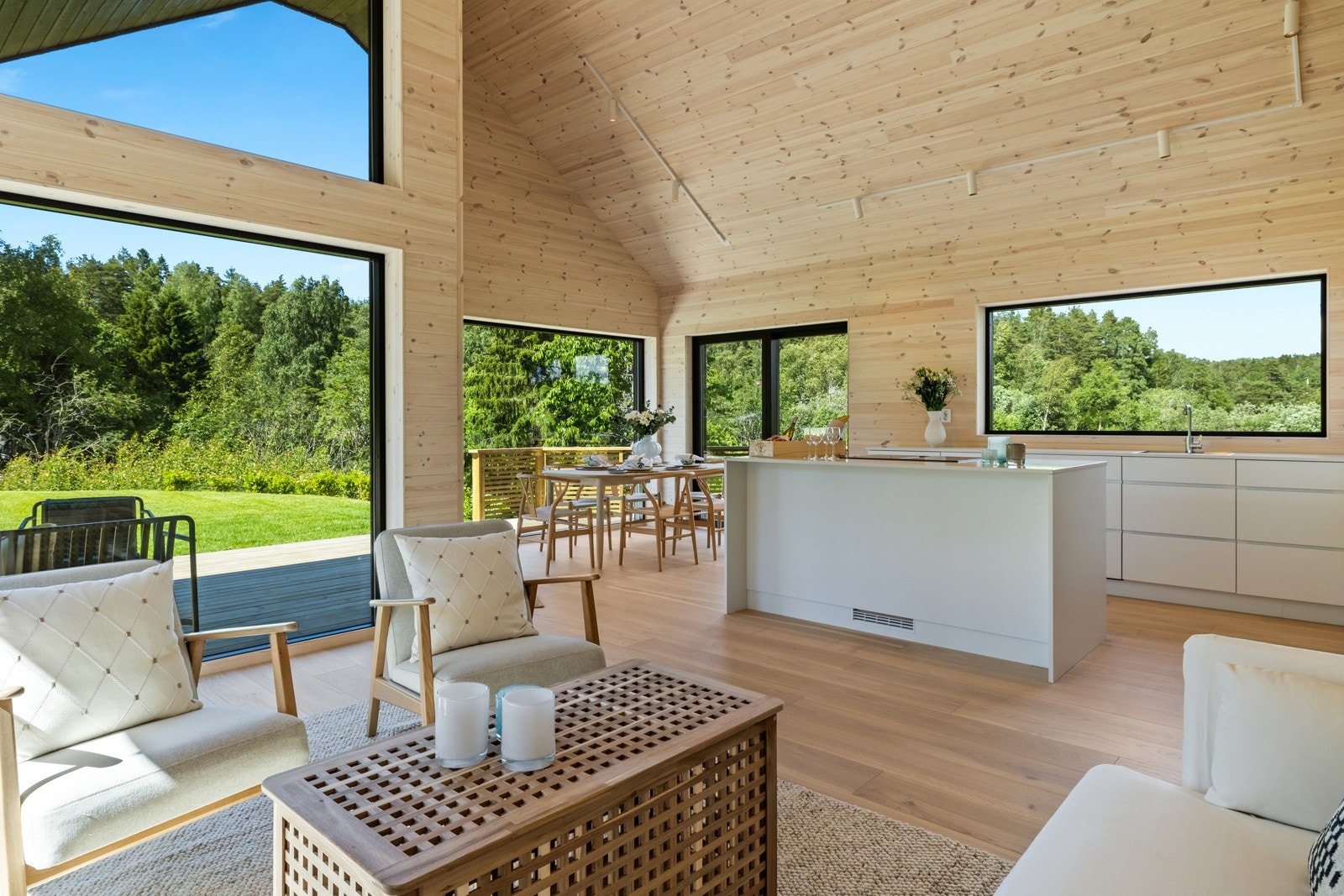 Stor stue og kjøkken med høyt under taket Galleribilde