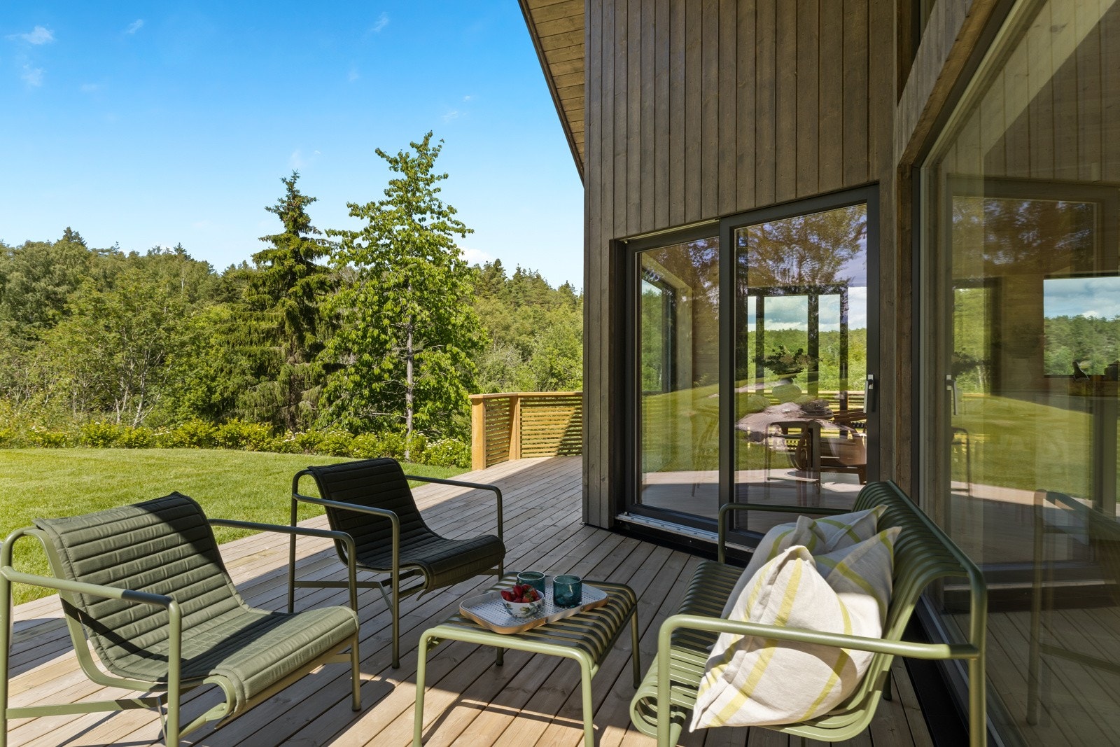 Delvis overbygget terrasse på mark med gode solforhold Galleribilde