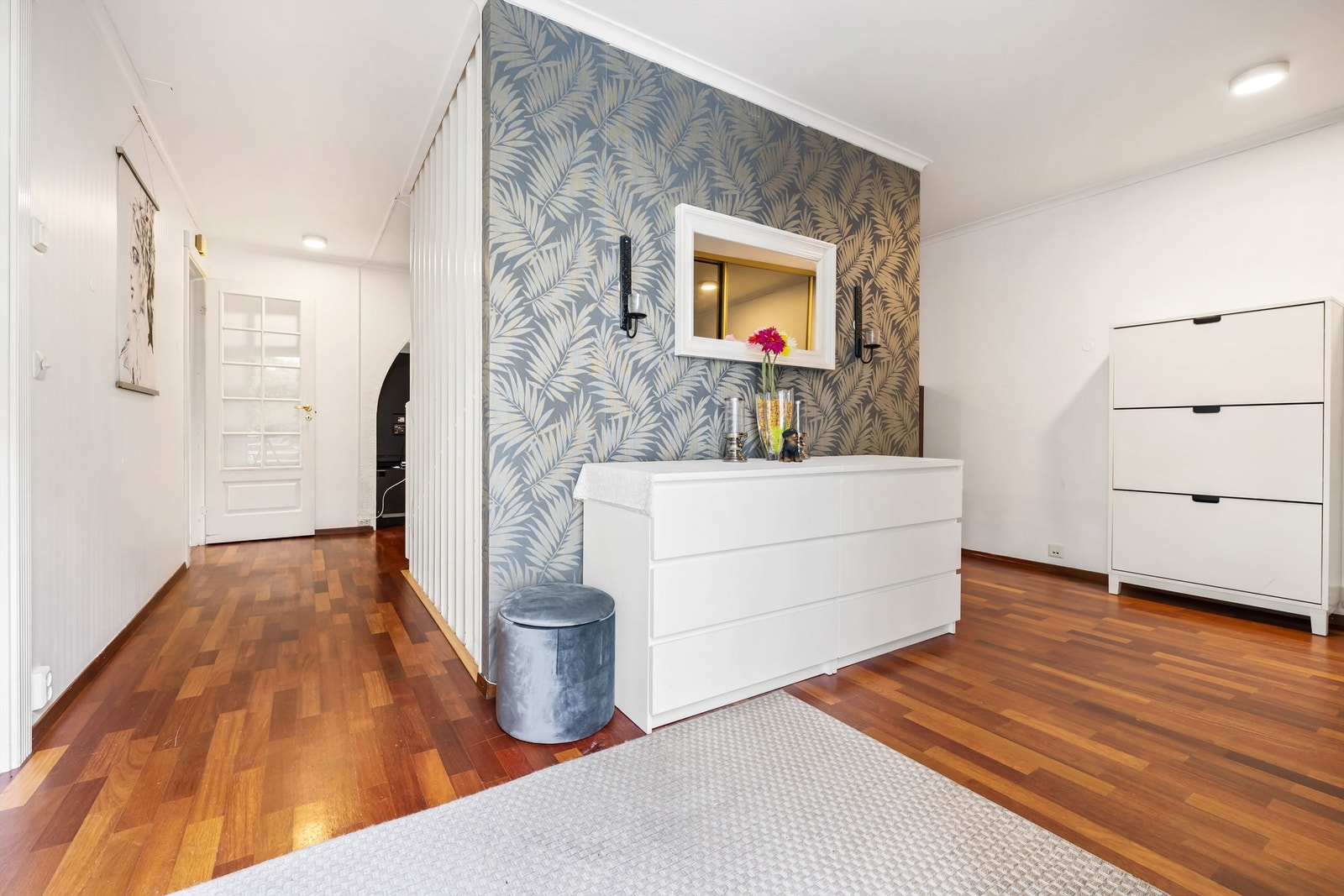 Her kommer man inn en romslig entré med god plass til å henge fra seg yttertøy og sko. Galleribilde