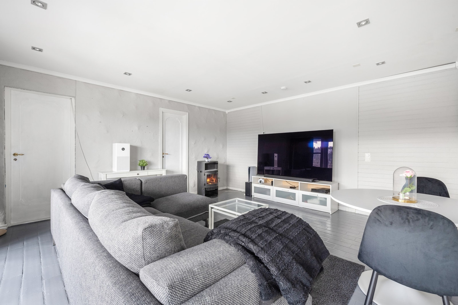 Stuen er av god størrelse og her er det plass til både sofagruppe og spisestue. Galleribilde