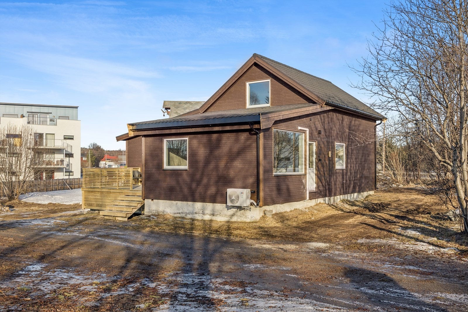 Huset ble opprinnelig oppført i 1948, men fremstår i dag som en moderne og svært tiltalende bolig med gjennomgående tidsriktige løsninger og et oppusningsnivå som gjør at du kan flytte rett inn Galleribilde
