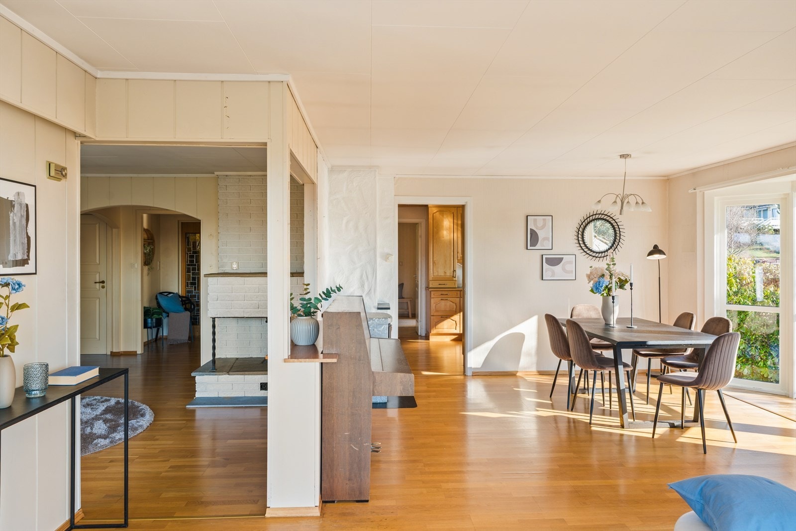 En god og balansert planløsning mellom forstue og stue/spisestue. Galleribilde