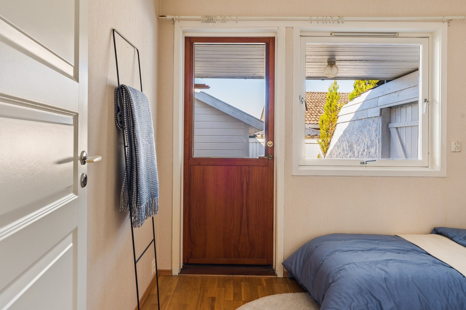 Direkte utgang fra soverommet til uteområdet på siden av huset. Galleribilde