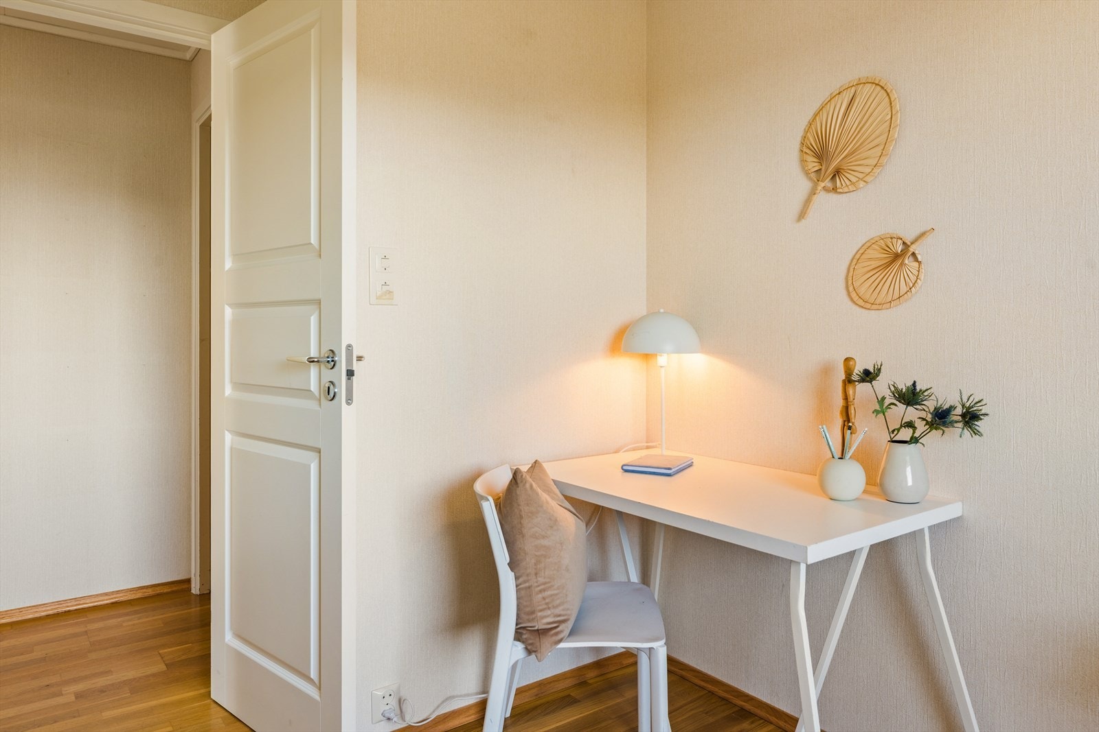 Delvis innredet med kontorpult. Galleribilde