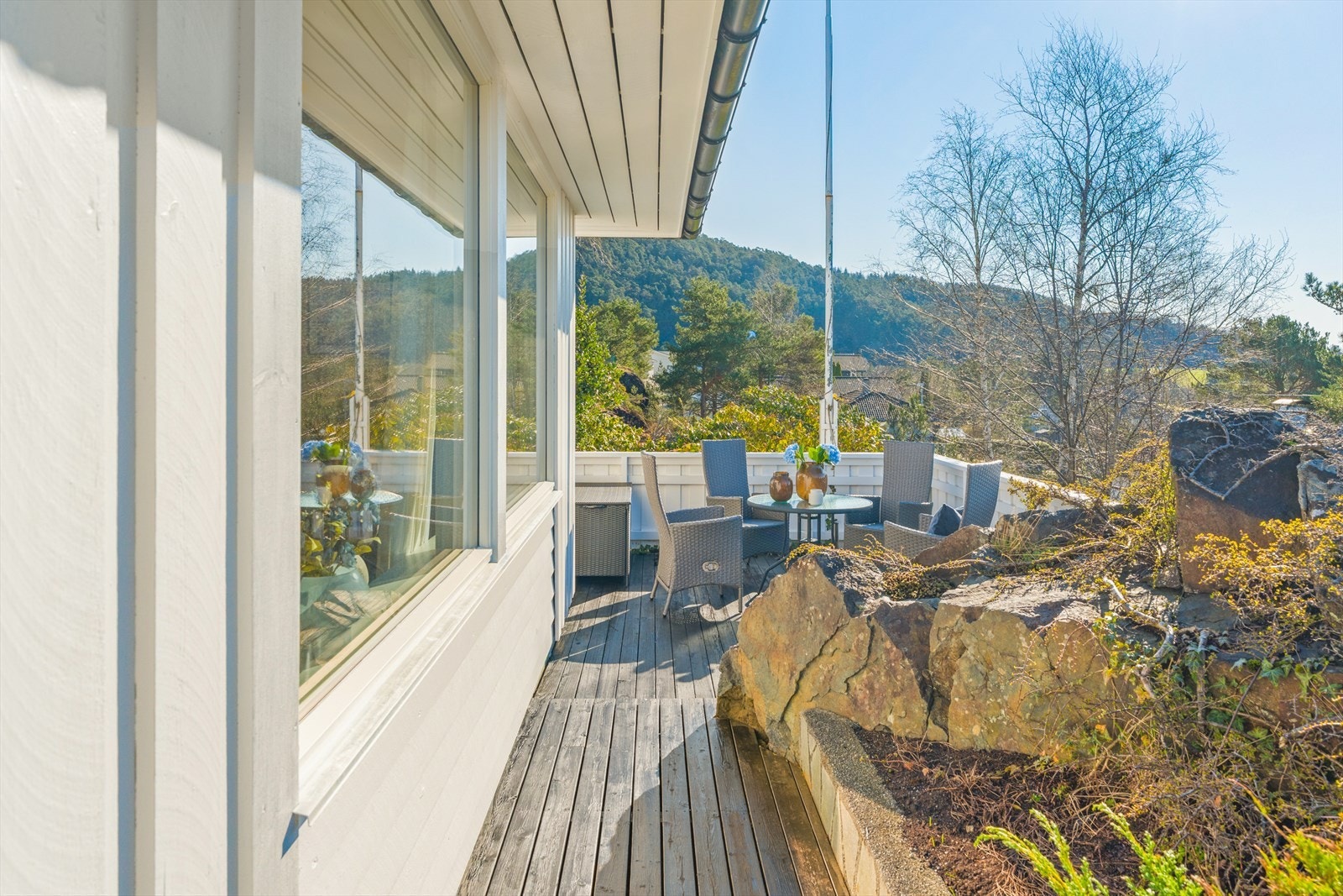 Eiendommen har flere rause uteplasser, og det er god plass til å invitere venner, familie og bekjente til grillfest! Galleribilde