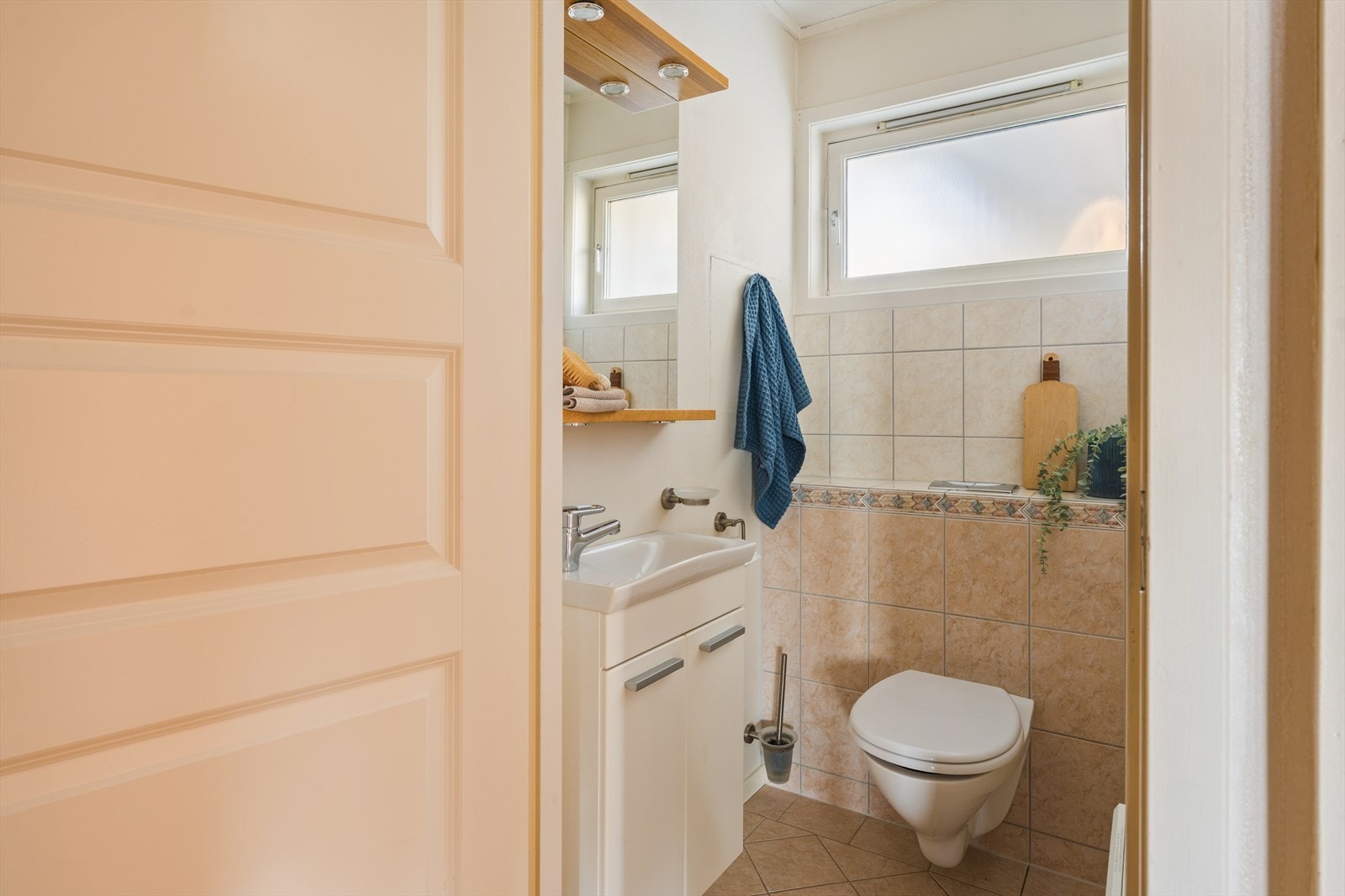 Huset har i tillegg til et fullverdig bad, et separat WC-rom. Utrolig praktisk. Galleribilde