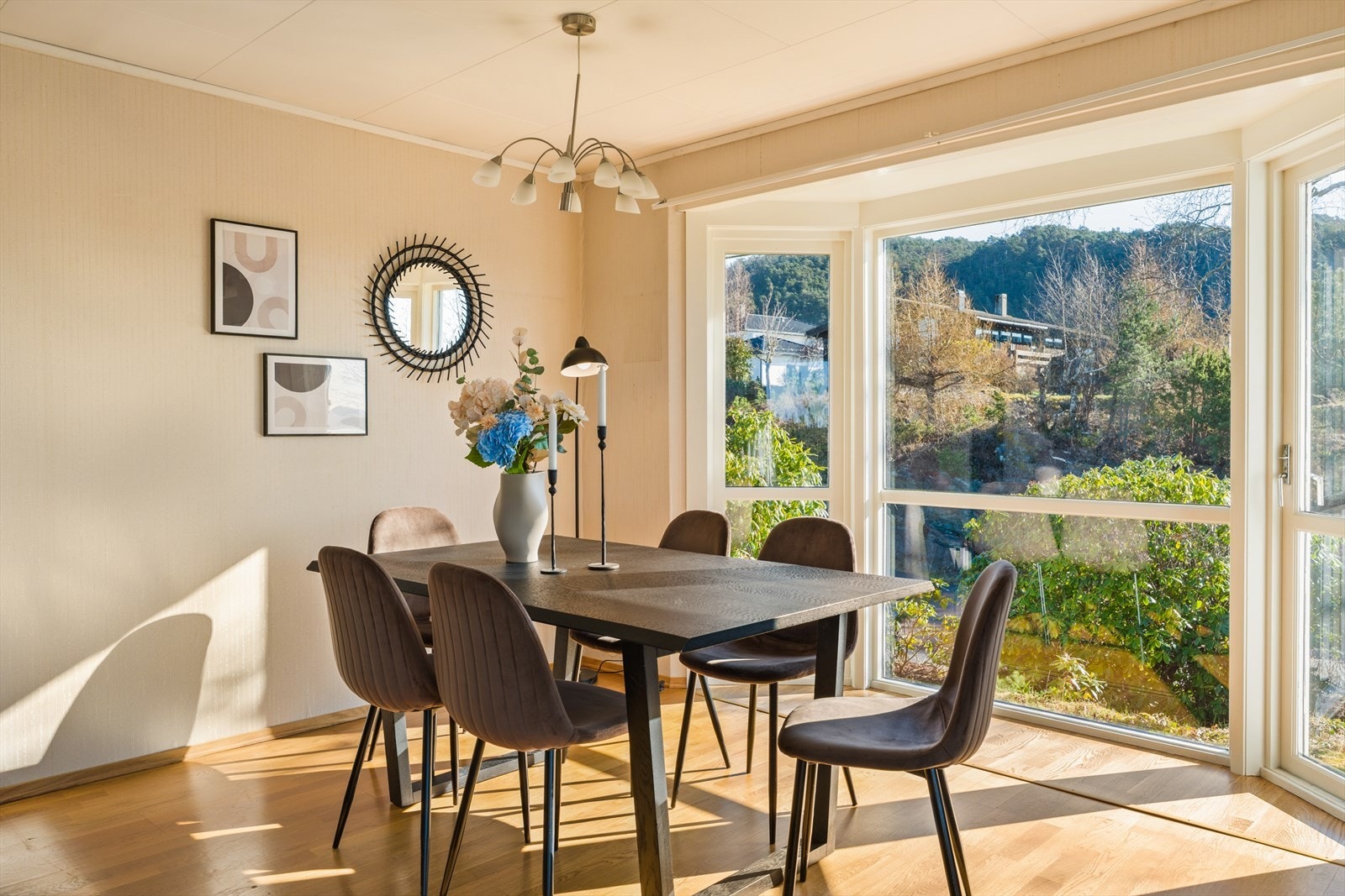 God plass til innredning av stor spisegruppe - et utmerket samlingspunkt for hele familien! Galleribilde