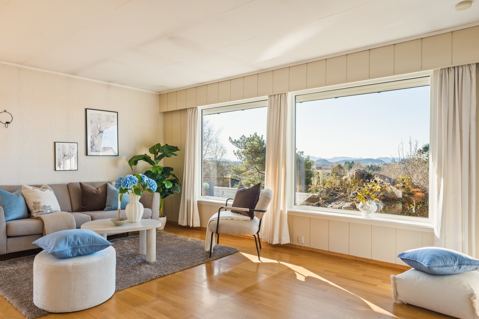 De store vindusflatene slipper inn rikelig med naturlig lys. Galleribilde