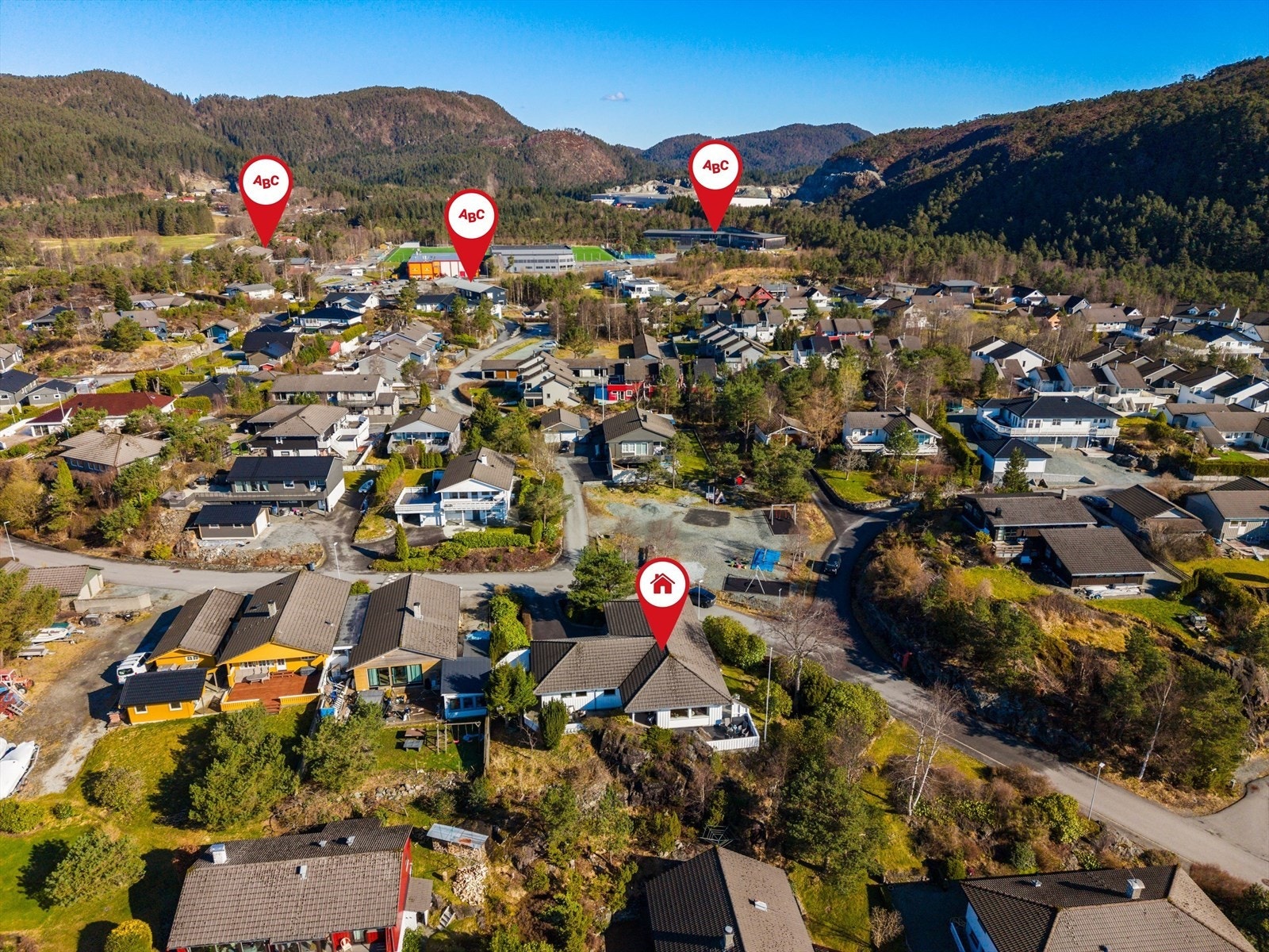 Det er kort gangavstand til både Nore Neset barneskule (Til venstre) og Nore Neset ungdomsskule (Til høyre), samt Skorvane FUS barnehage (I midten). I tillegg til lekeplass like utenfor huset. Galleribilde