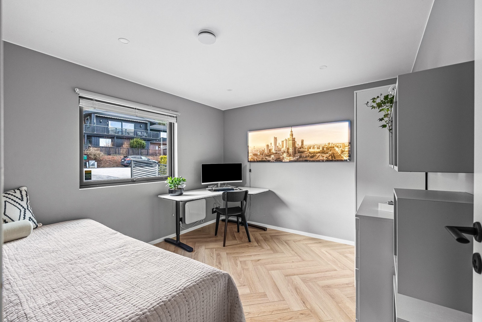Det ene soverommet i hovedetasjen har en gjennomgående fiskebeinsparkett og nedsenket himling med downlights. Galleribilde