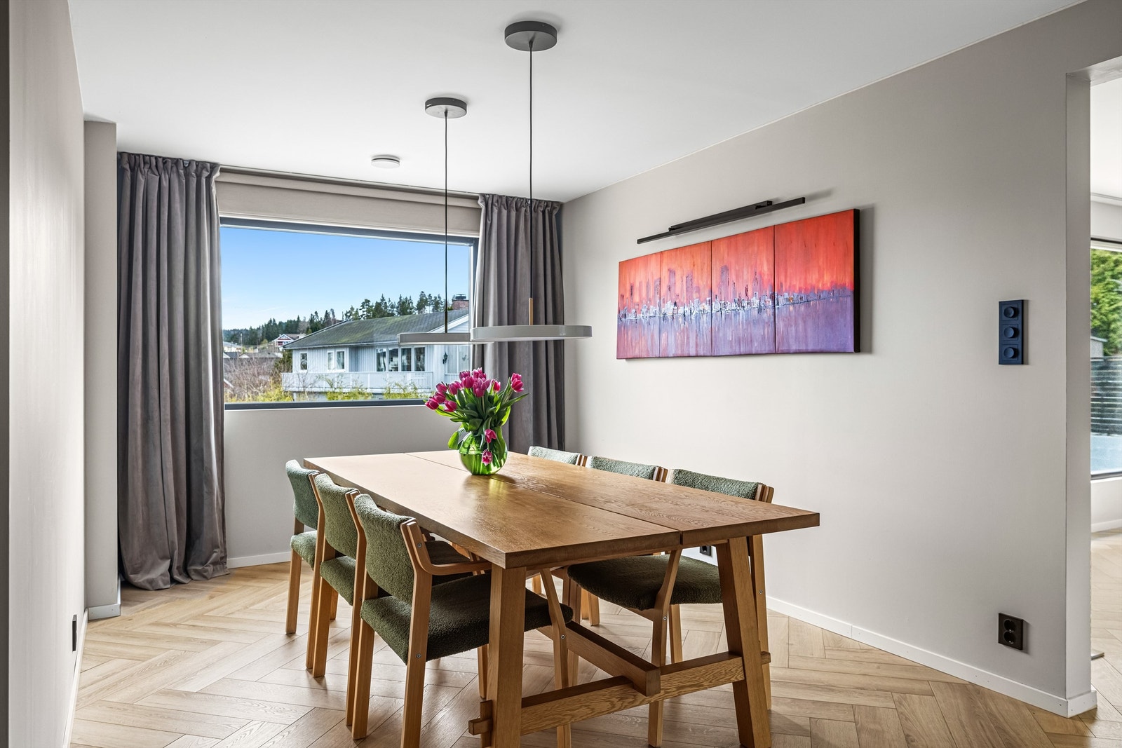 Spisestuen har plass til et stort spisebord og nyter godt av lyset fra nye vinduer. Galleribilde