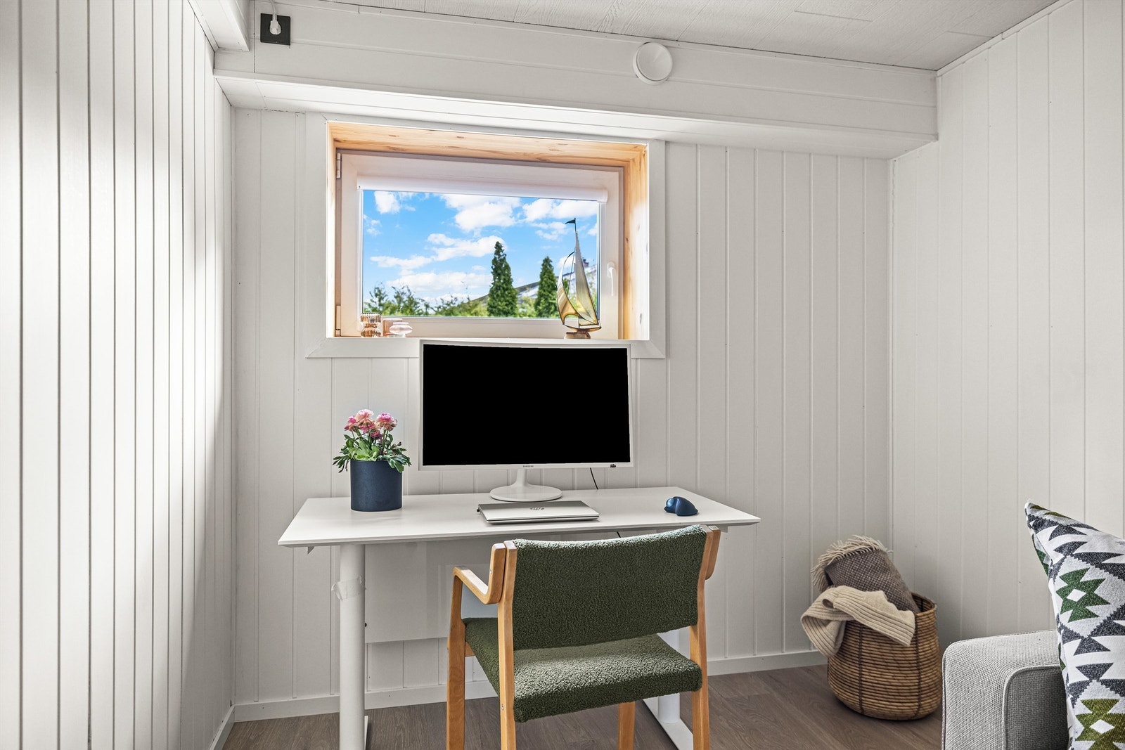 Ett av to innredede rom i underetasjen, ideelt som kontor eller hobbyrom. Rommet har laminatgulv og malt panel. Galleribilde