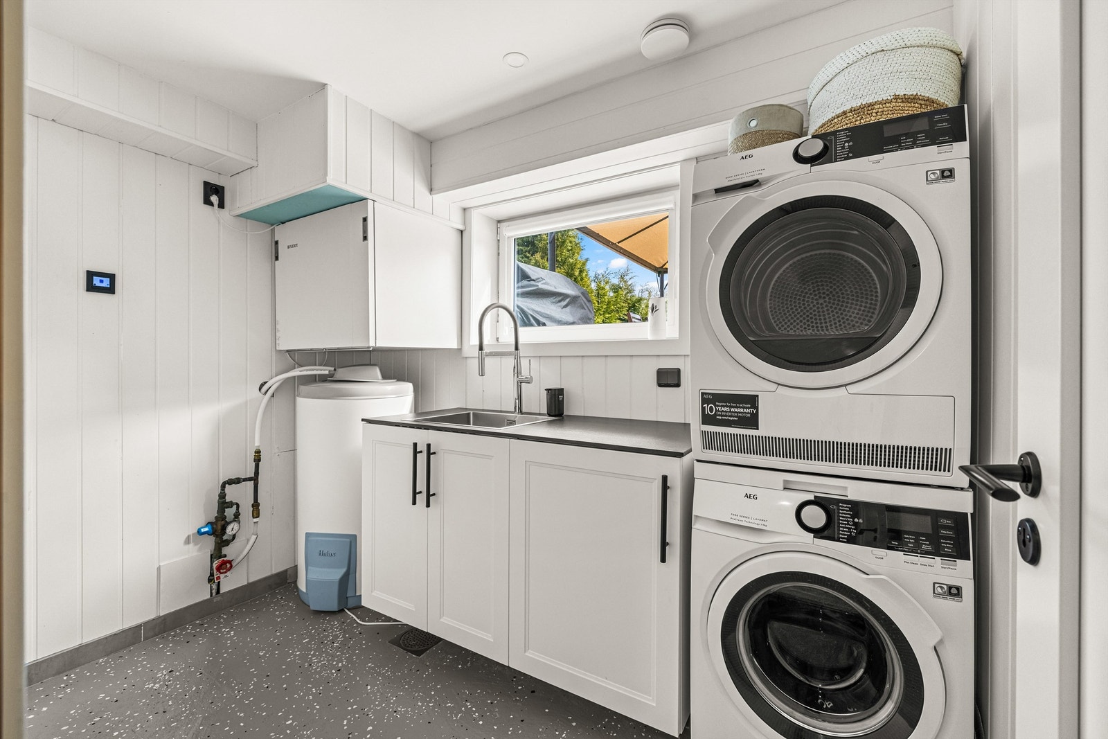 Praktisk vaskerom fra 2022 med opplegg for vaskemaskin og tørketrommel. Her er også boligens ventilasjonsaggregat og en 190L varmtvannsbereder. Galleribilde